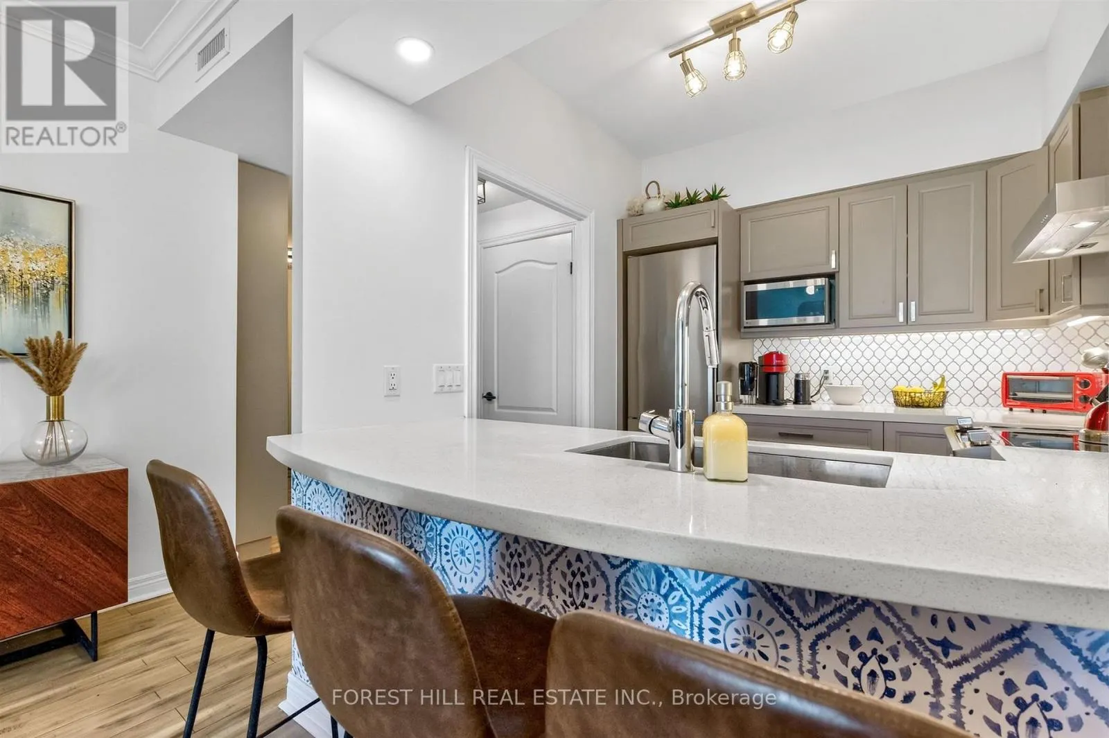508 - 2 EDITH DRIVE