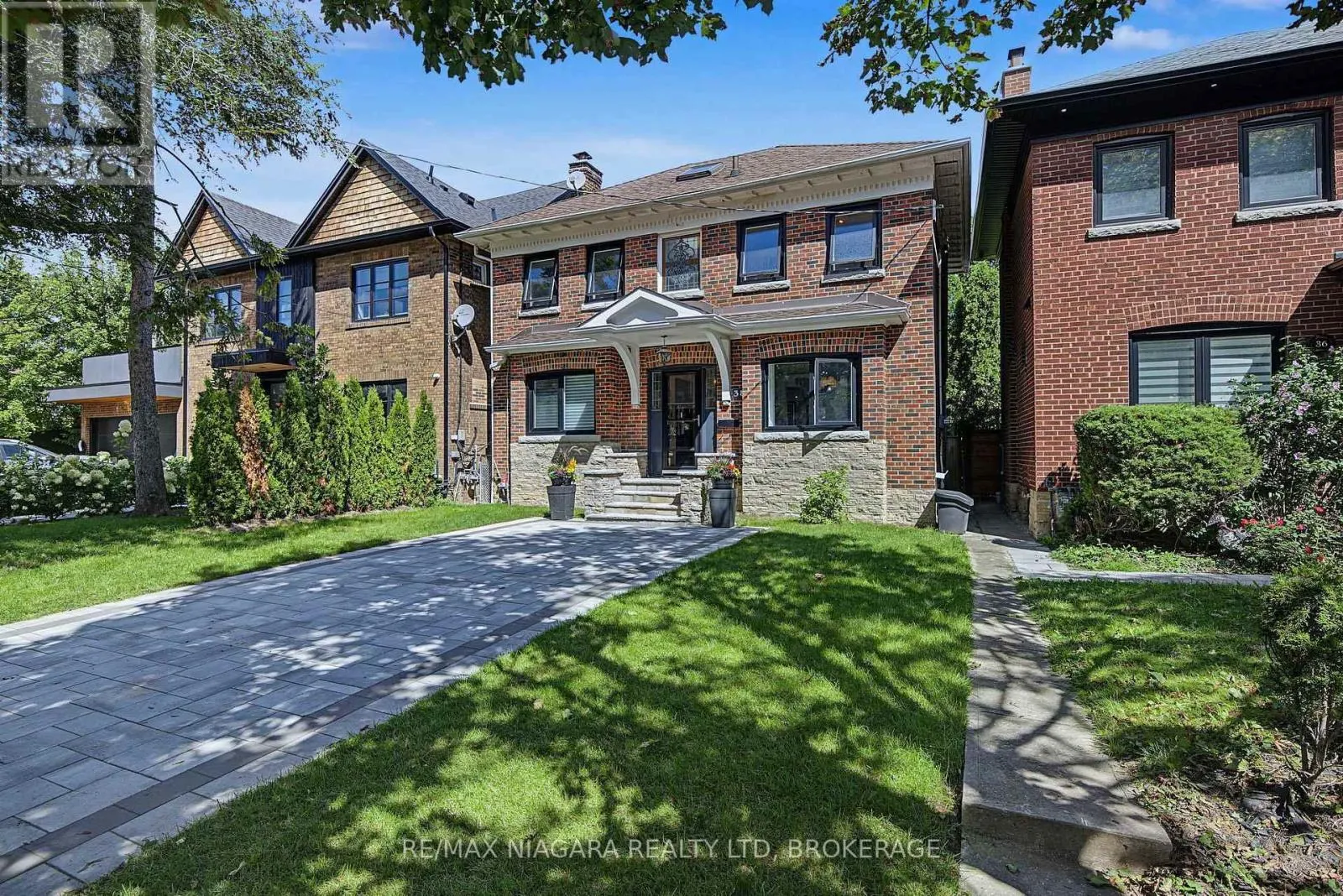 38 YONGE BOULEVARD
