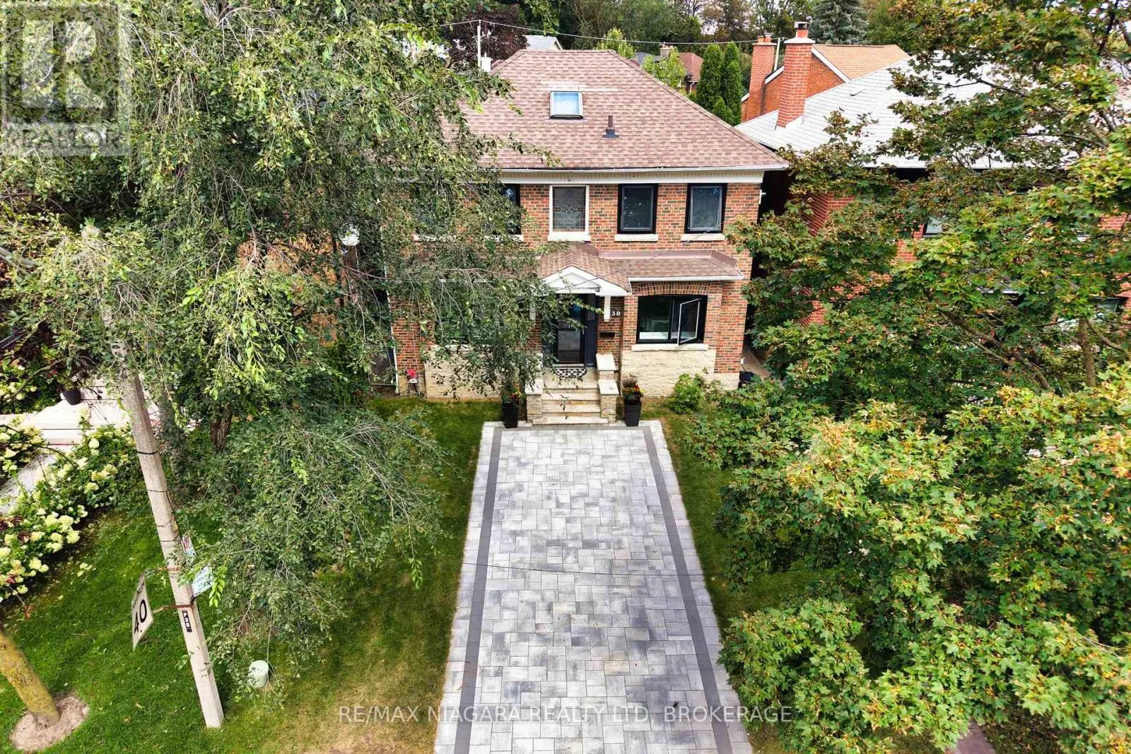 38 YONGE BOULEVARD