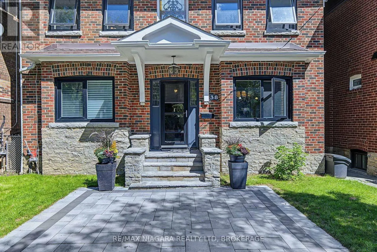 38 YONGE BOULEVARD