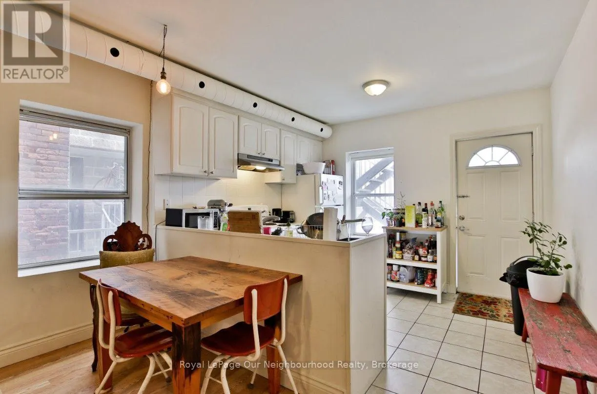 1504 DUNDAS STREET W