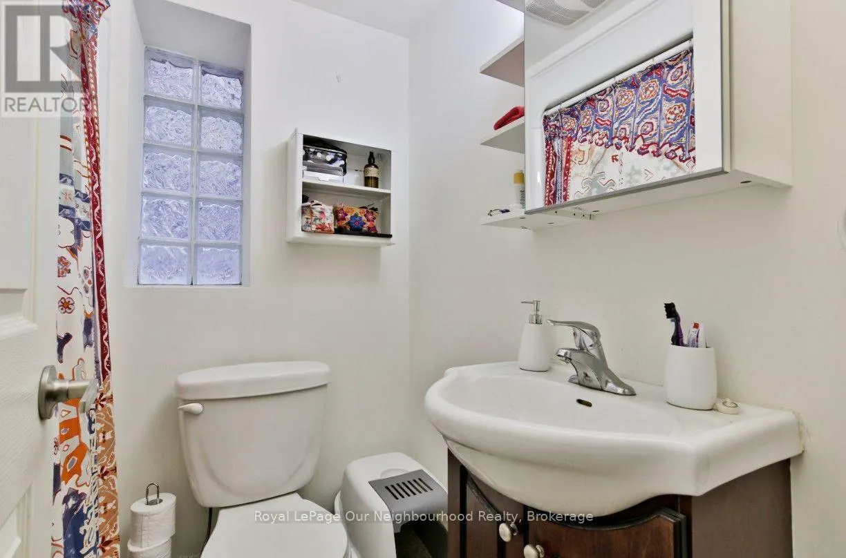 1504 DUNDAS STREET W