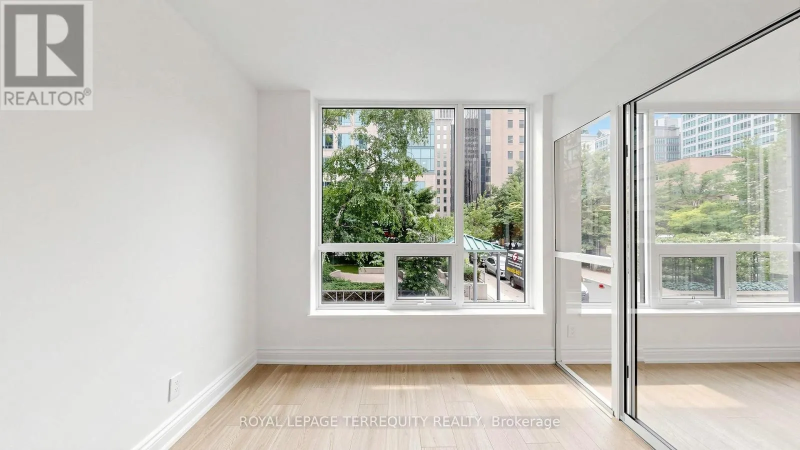 220 - 92 KING STREET E