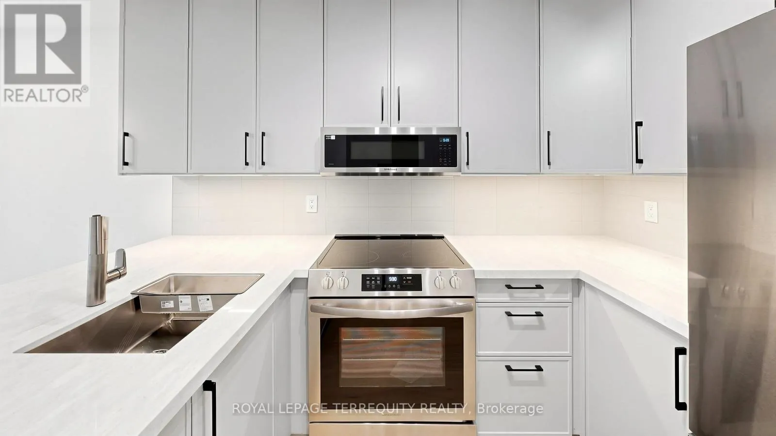 220 - 92 KING STREET E
