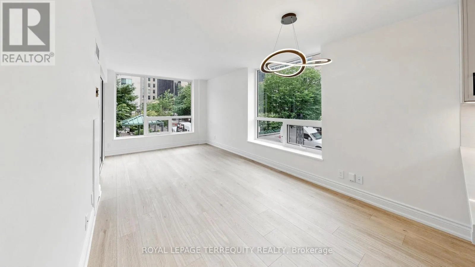 220 - 92 KING STREET E