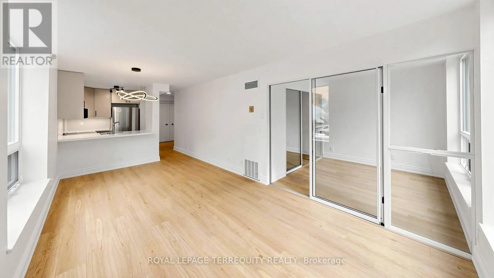 220 - 92 KING STREET E