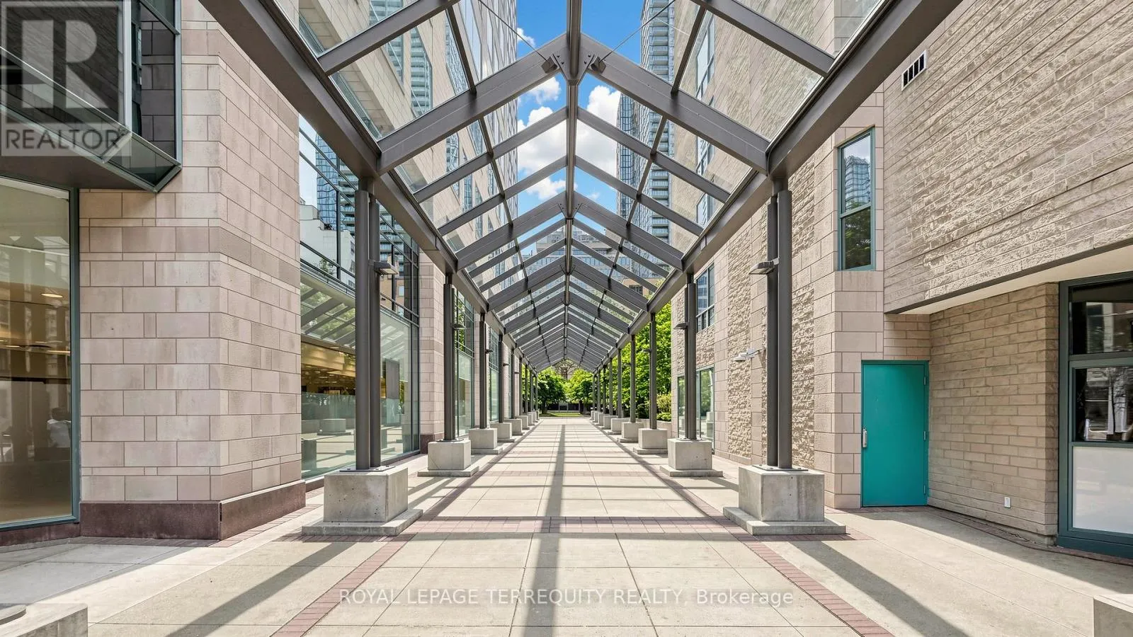 220 - 92 KING STREET E