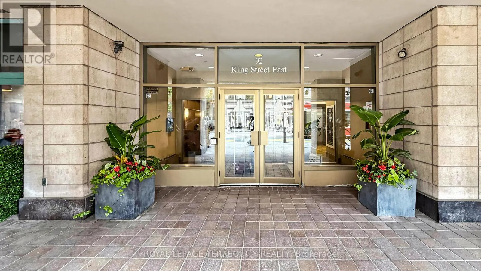 220 - 92 KING STREET E