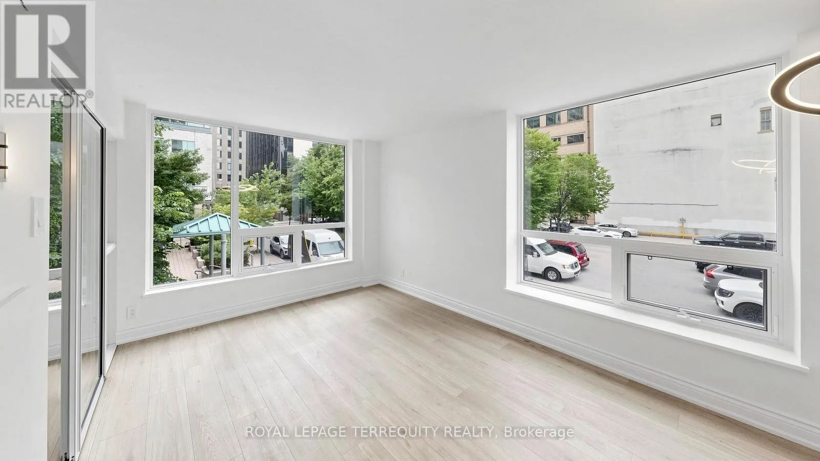 220 - 92 KING STREET E