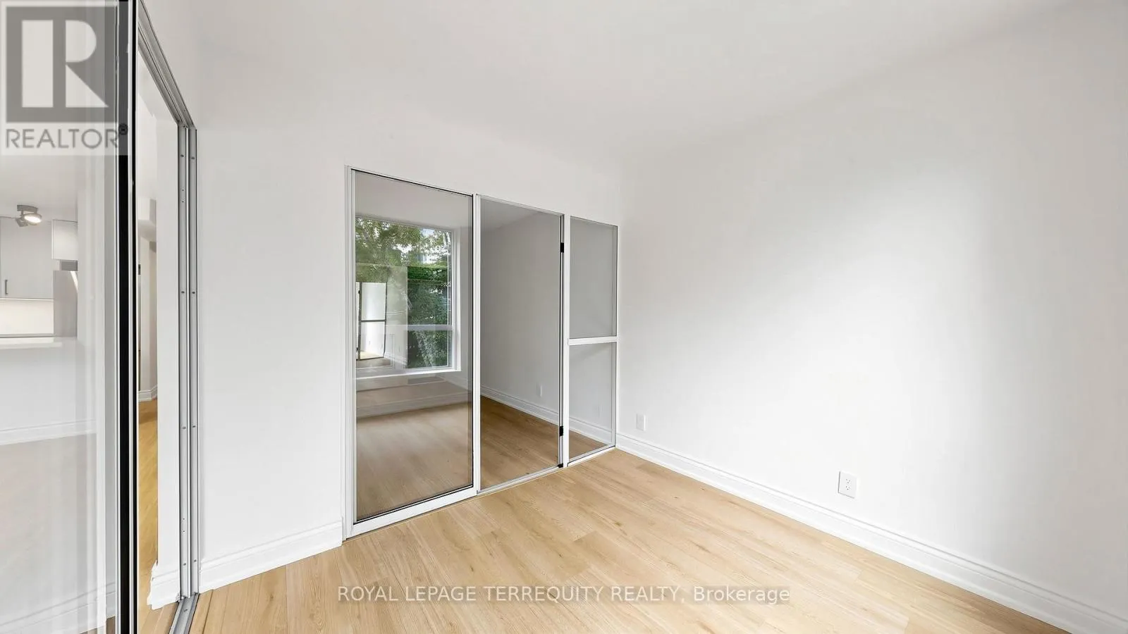220 - 92 KING STREET E