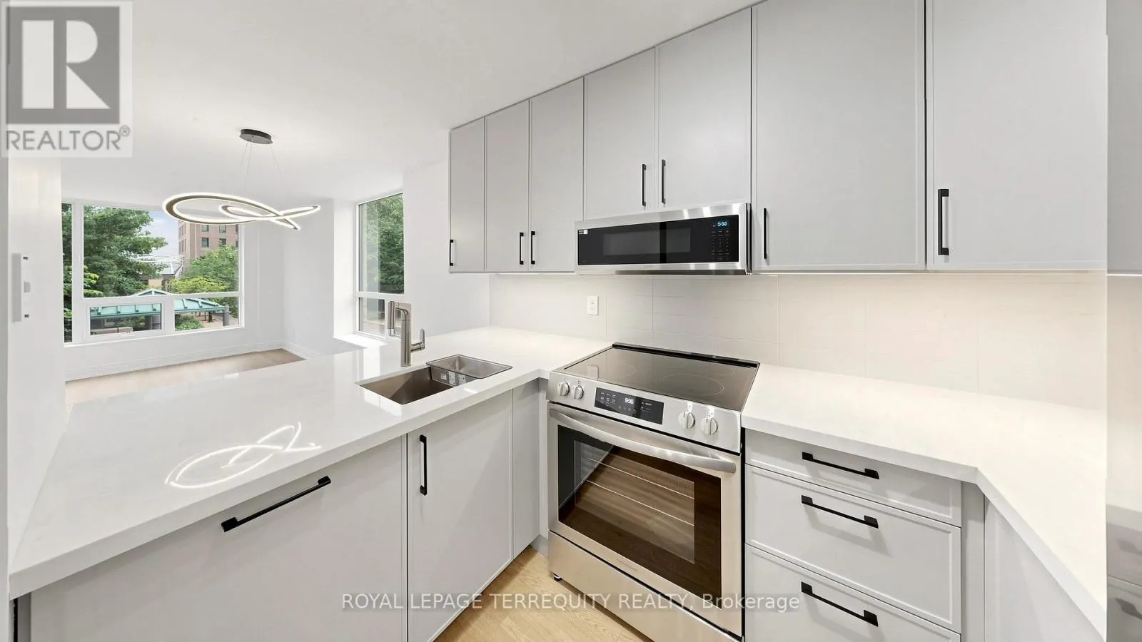 220 - 92 KING STREET E