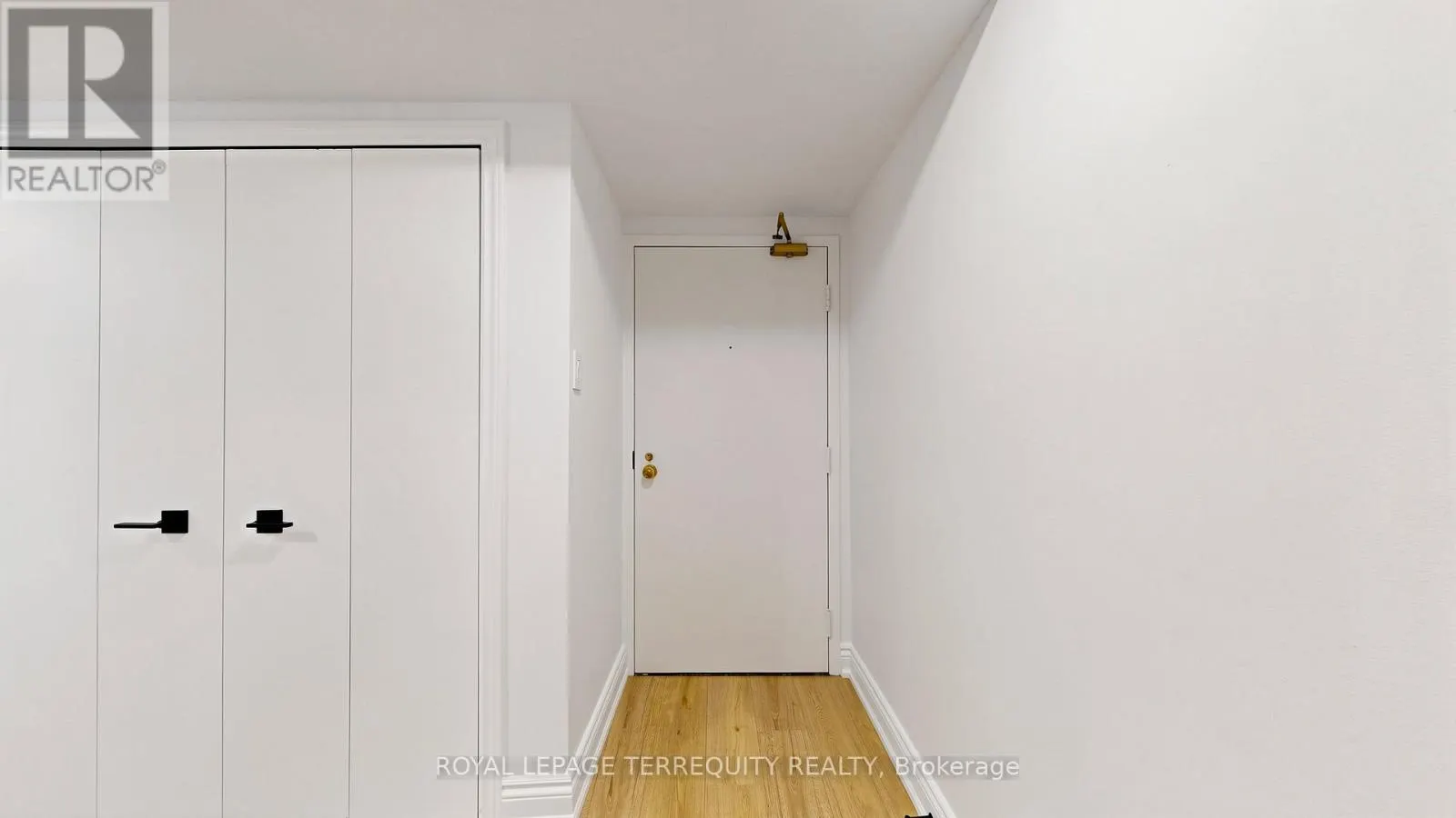 220 - 92 KING STREET E
