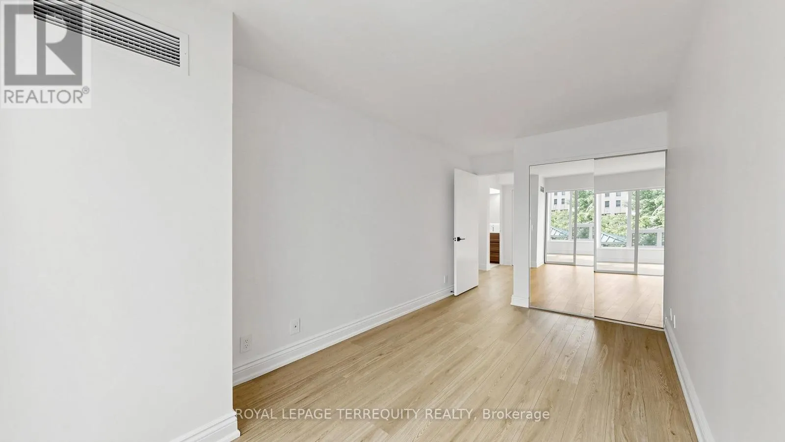 220 - 92 KING STREET E