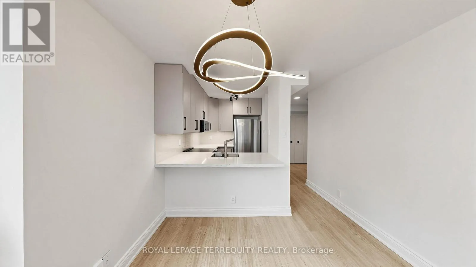 220 - 92 KING STREET E