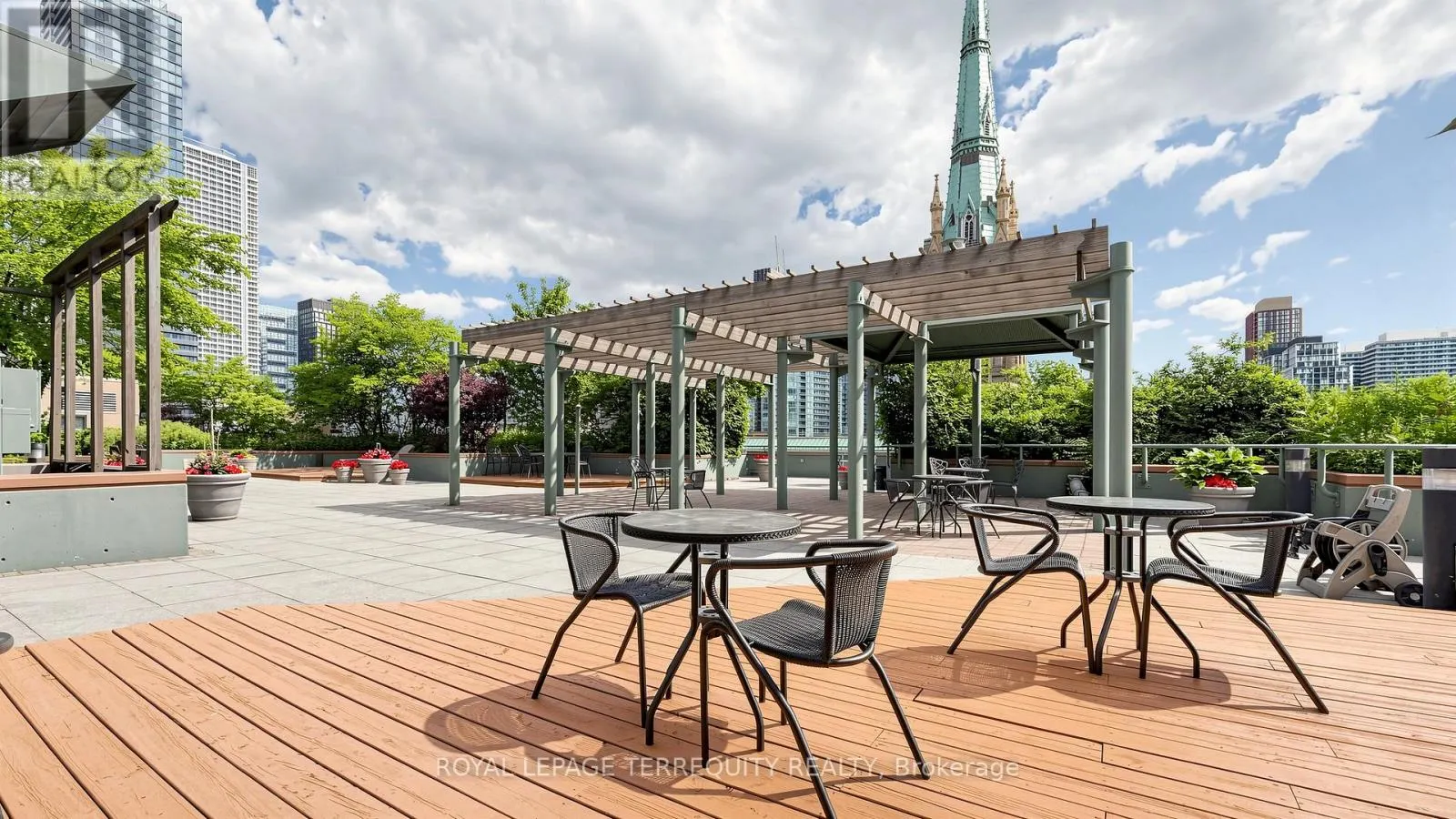 220 - 92 KING STREET E
