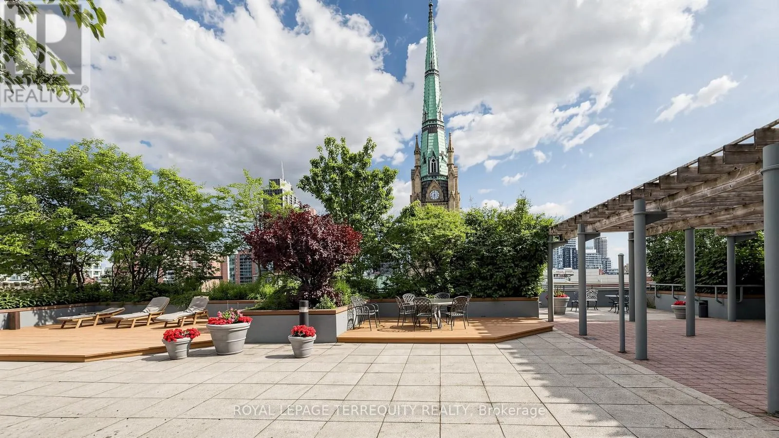 220 - 92 KING STREET E