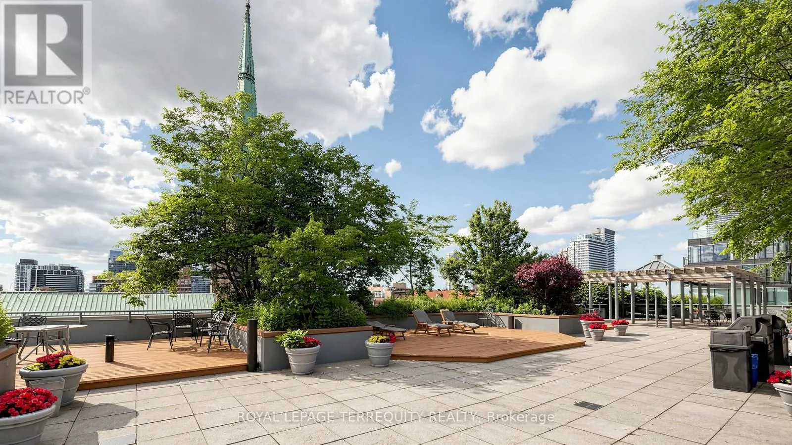 220 - 92 KING STREET E