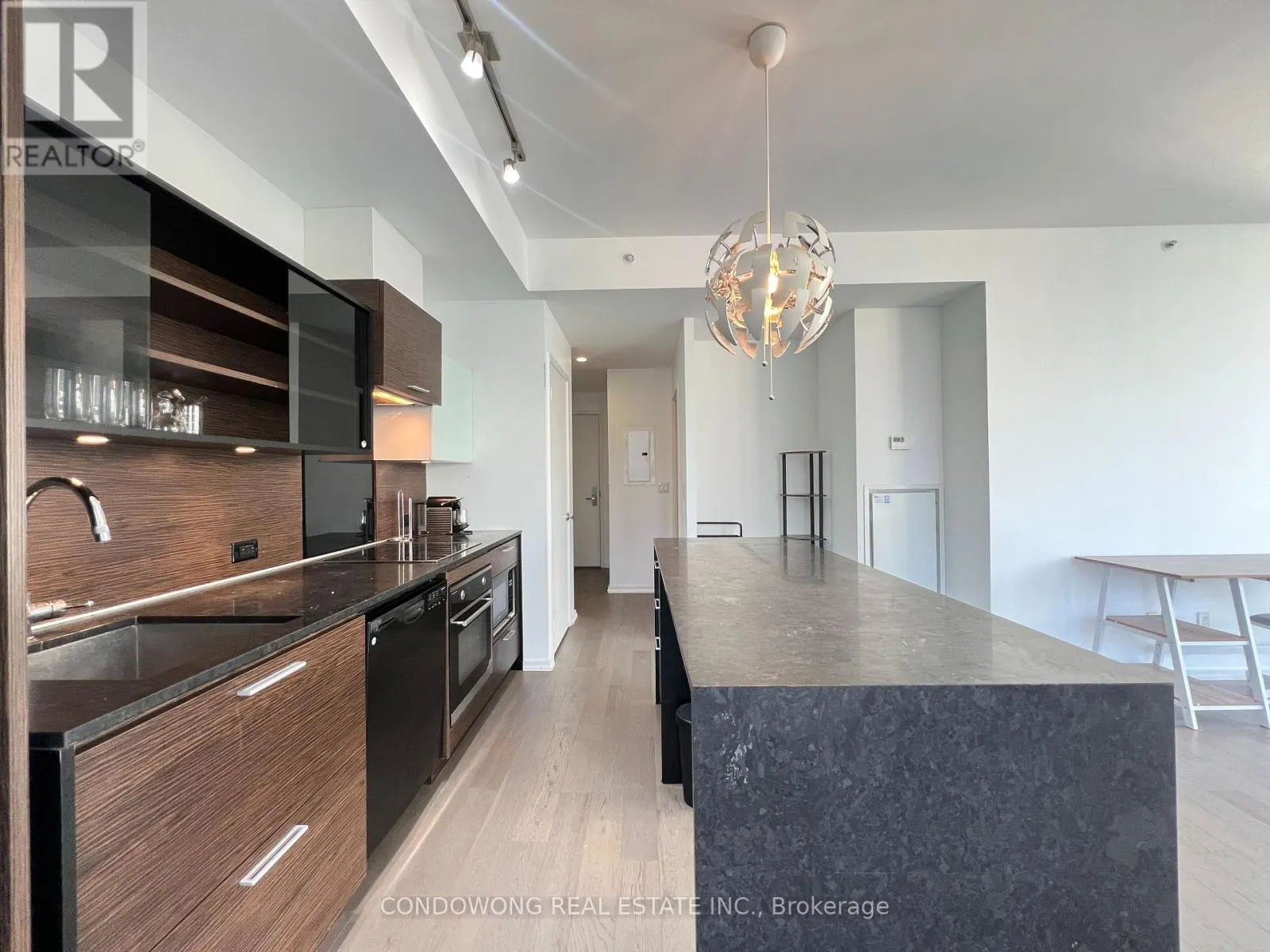 908 - 75 ST NICHOLAS STREET