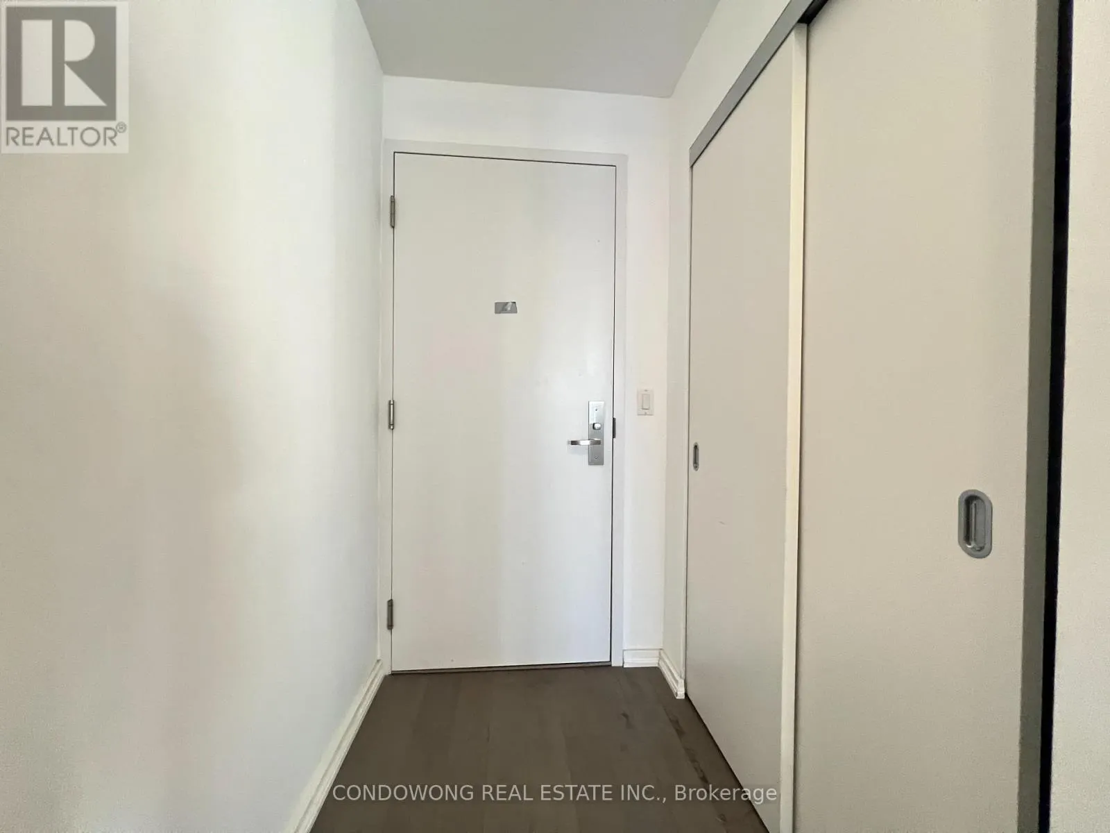 908 - 75 ST NICHOLAS STREET
