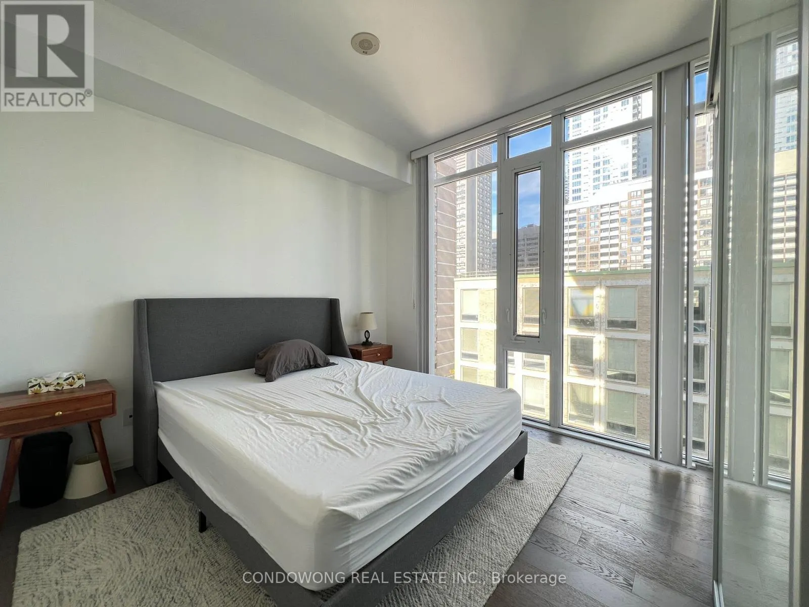 908 - 75 ST NICHOLAS STREET