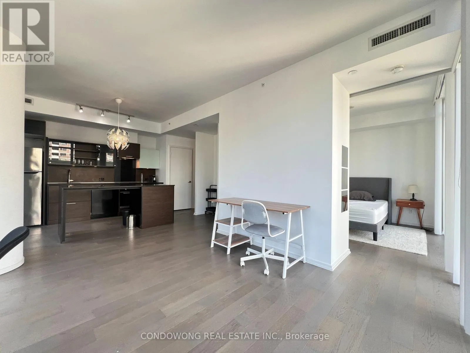 908 - 75 ST NICHOLAS STREET