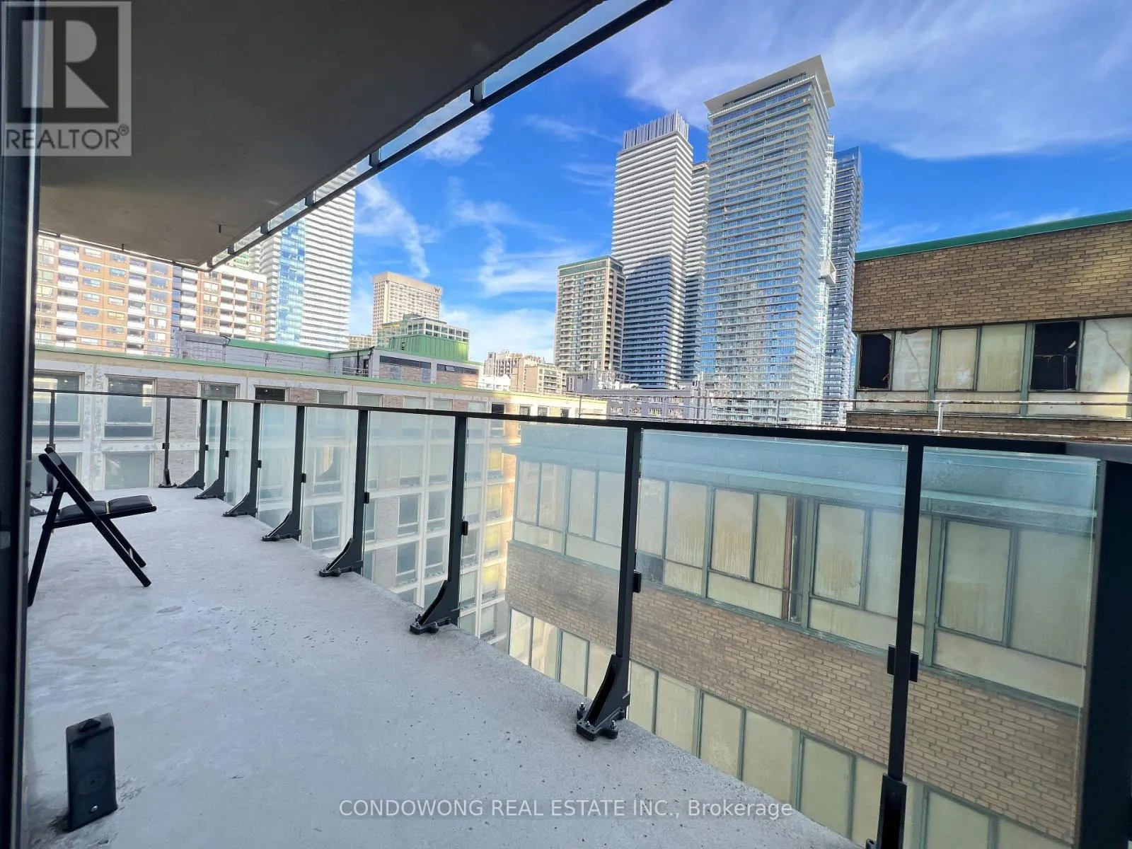 908 - 75 ST NICHOLAS STREET