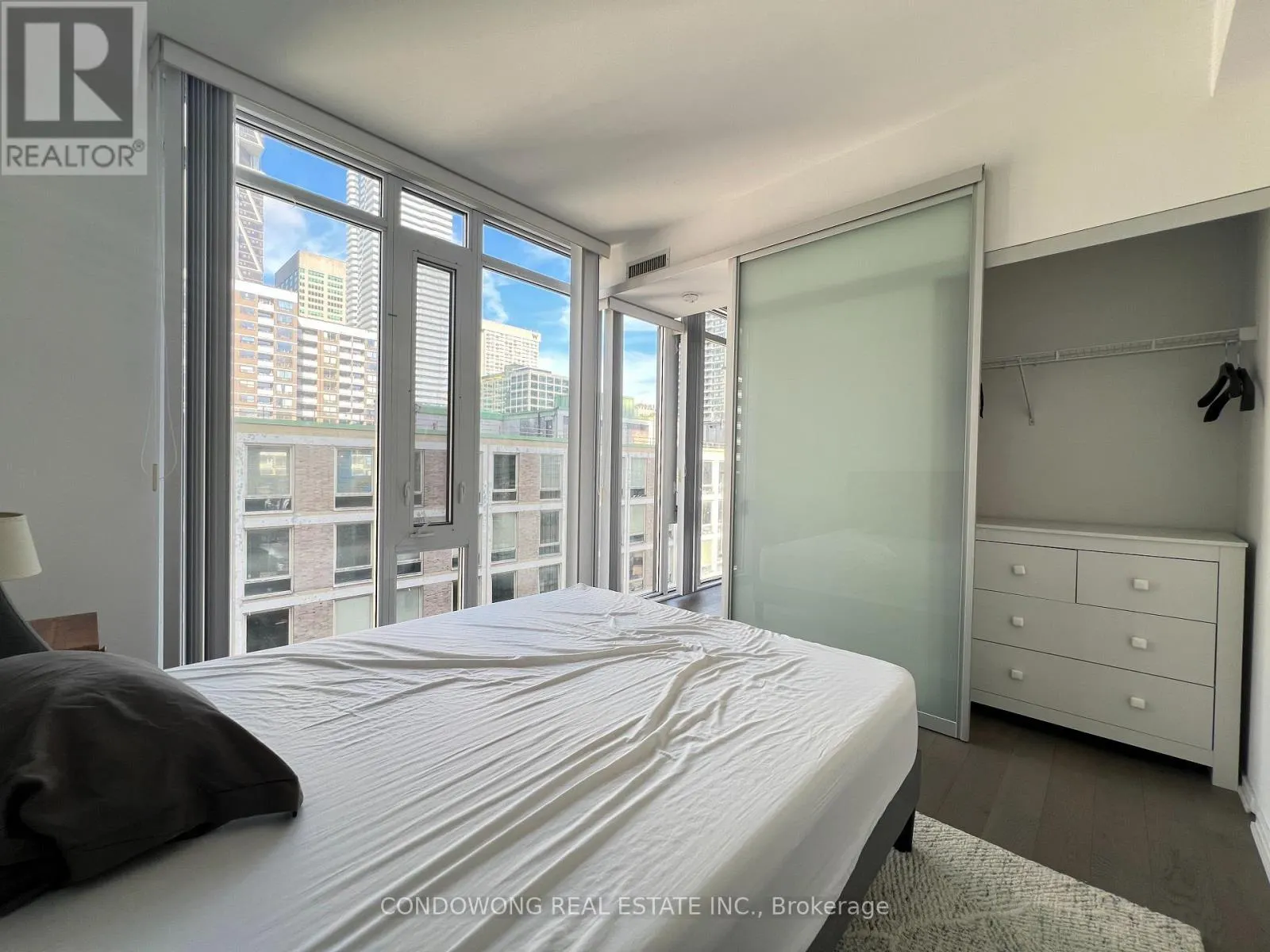 908 - 75 ST NICHOLAS STREET