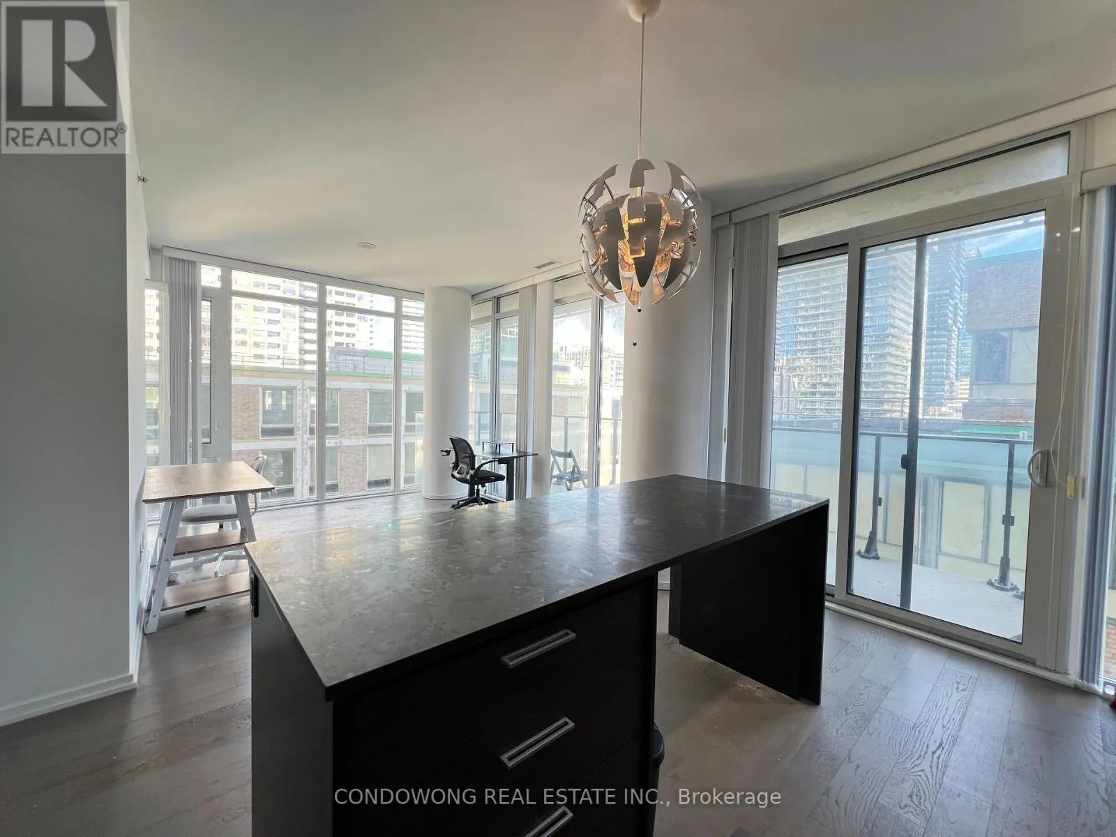908 - 75 ST NICHOLAS STREET