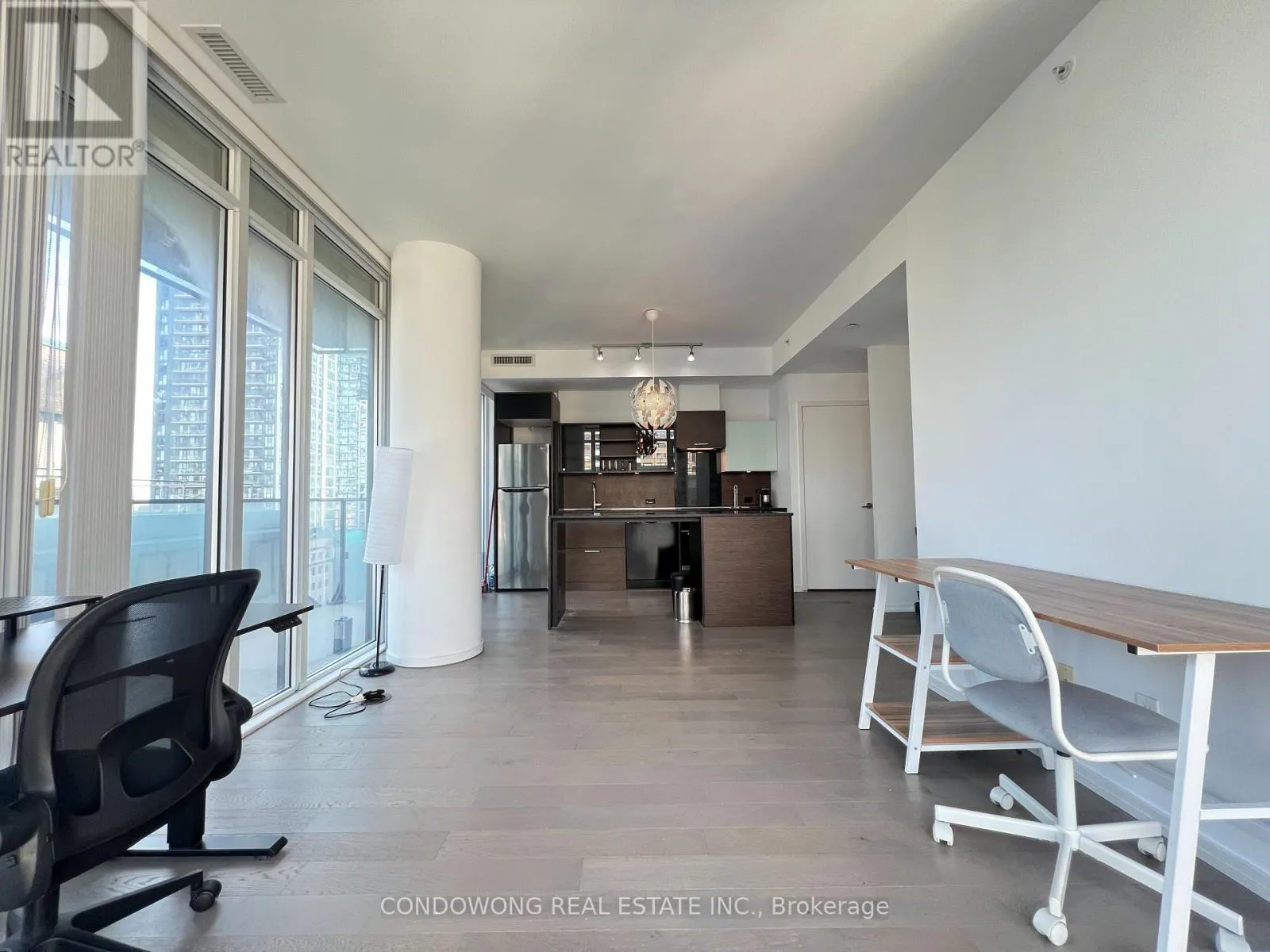 908 - 75 ST NICHOLAS STREET