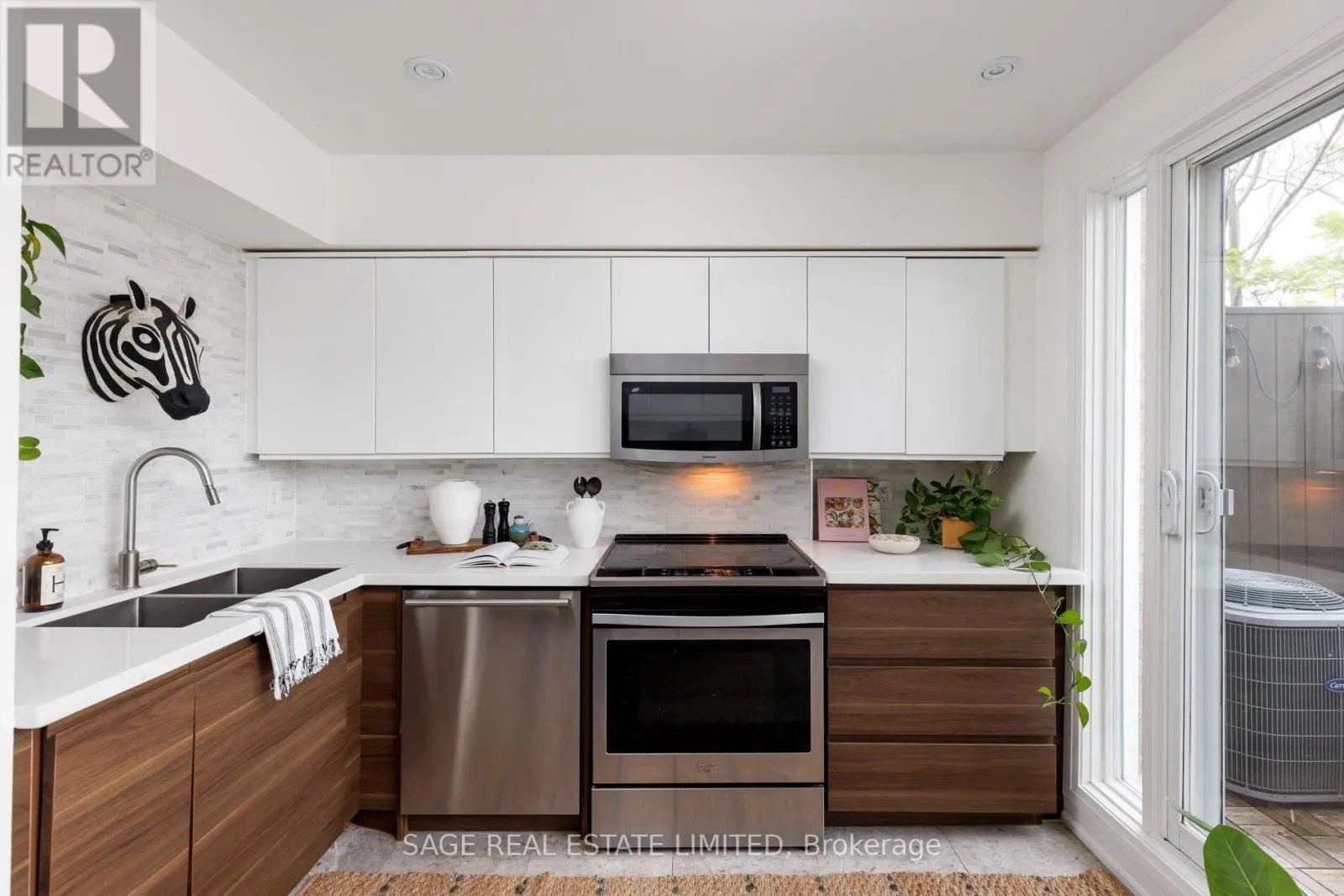 TH06 - 140 BATHURST STREET
