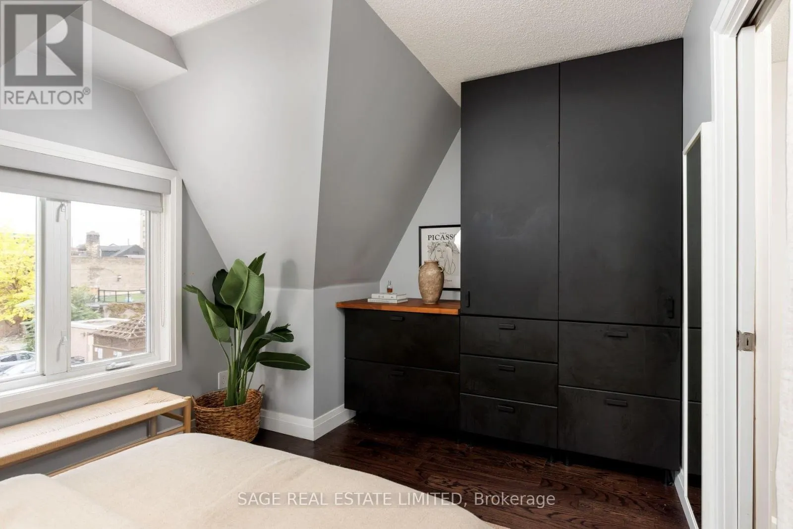TH06 - 140 BATHURST STREET