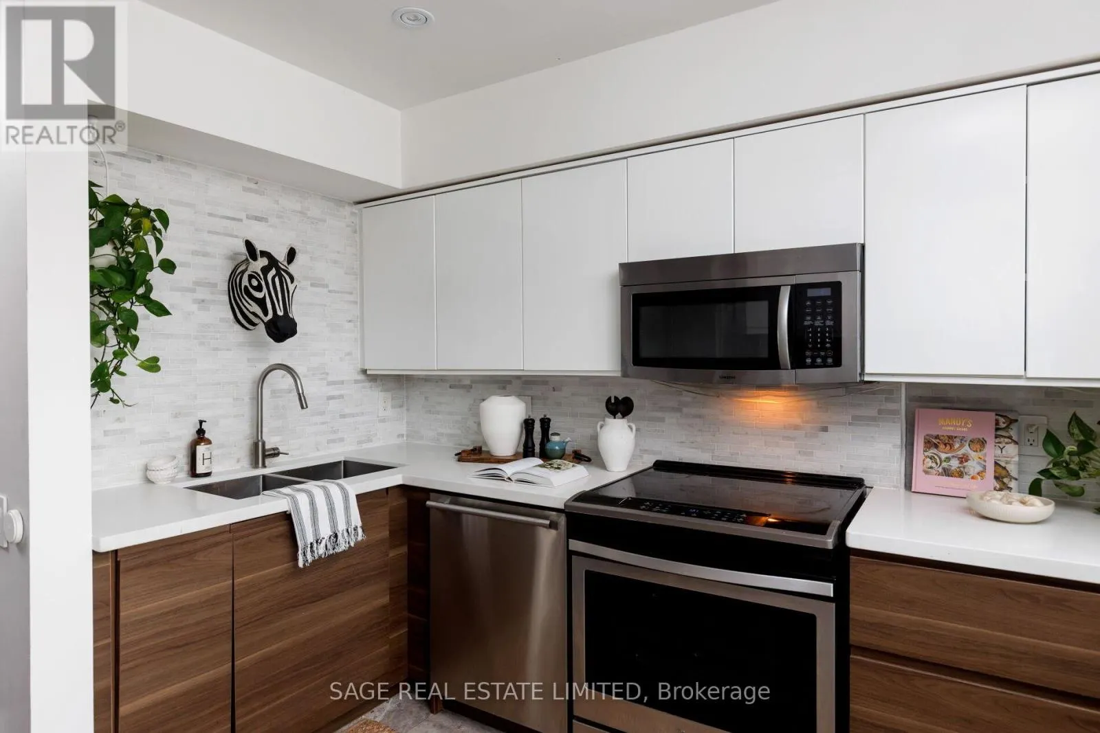 TH06 - 140 BATHURST STREET