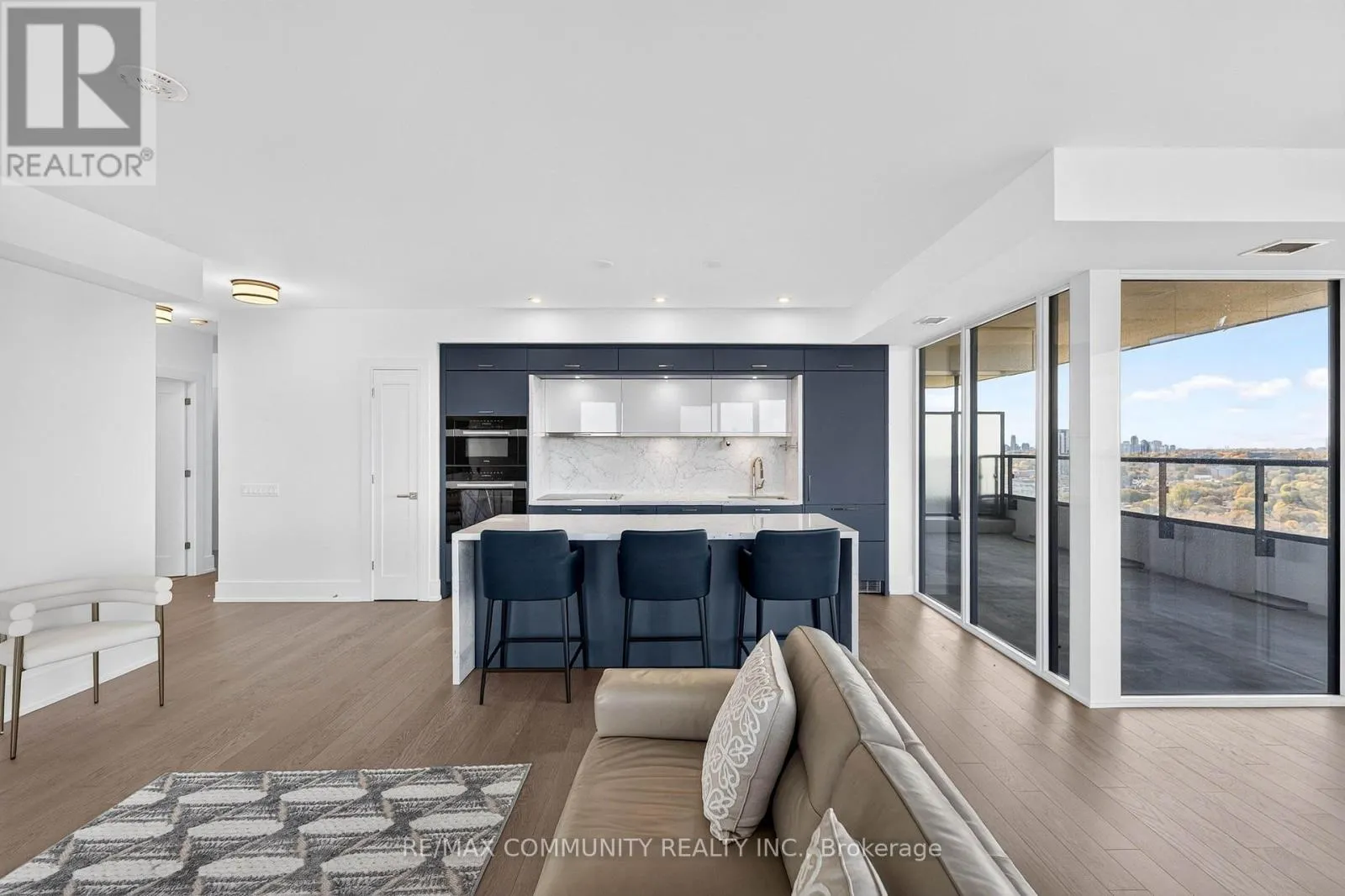 2203 - 10 INN ON THE PARK DRIVE