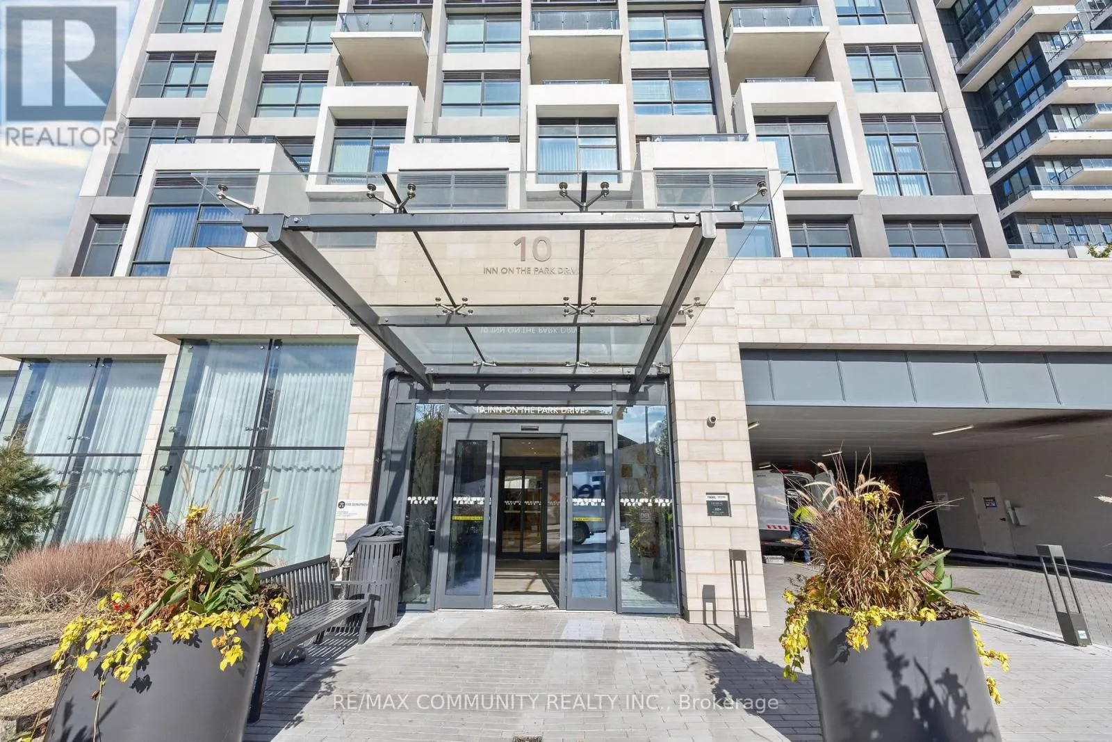 2203 - 10 INN ON THE PARK DRIVE