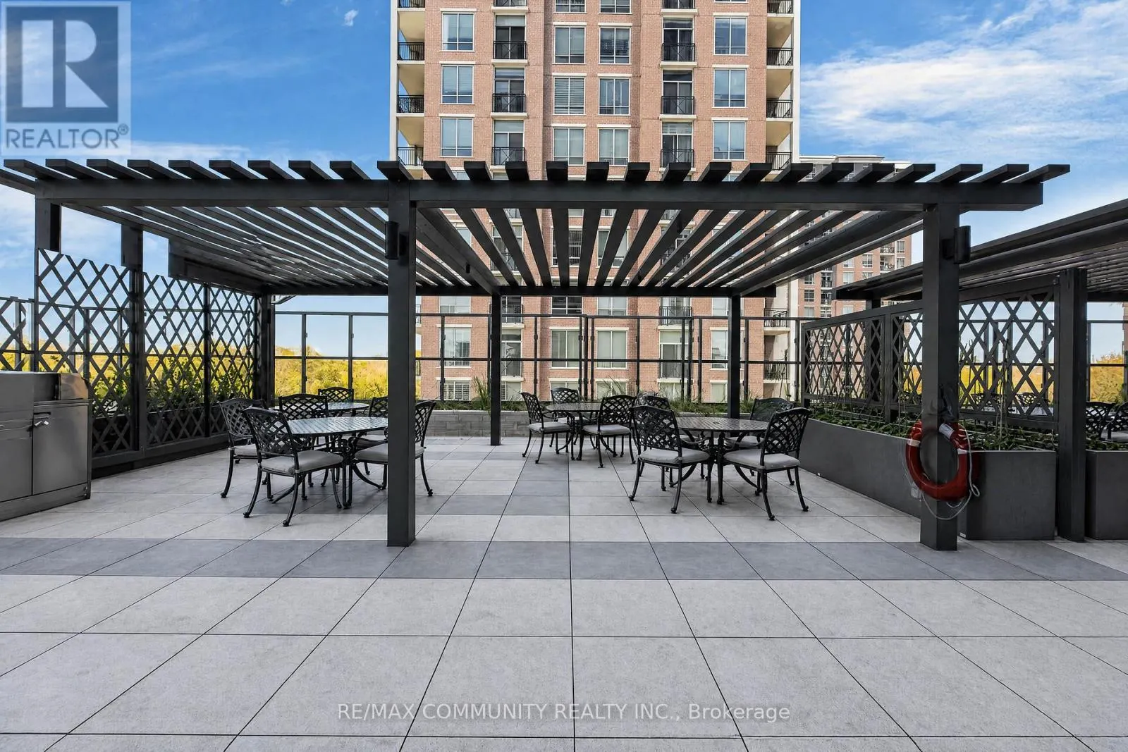 2203 - 10 INN ON THE PARK DRIVE