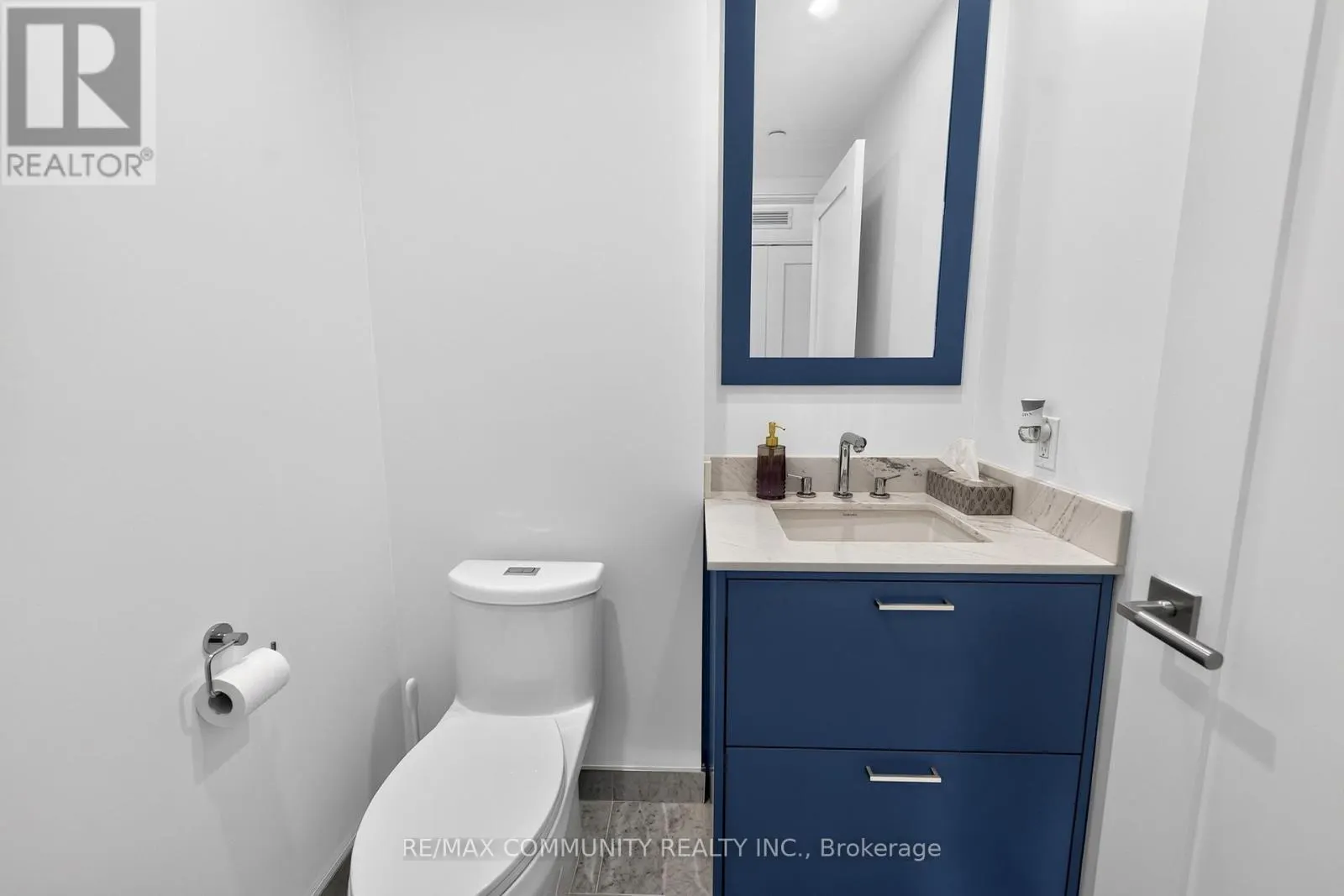 2203 - 10 INN ON THE PARK DRIVE