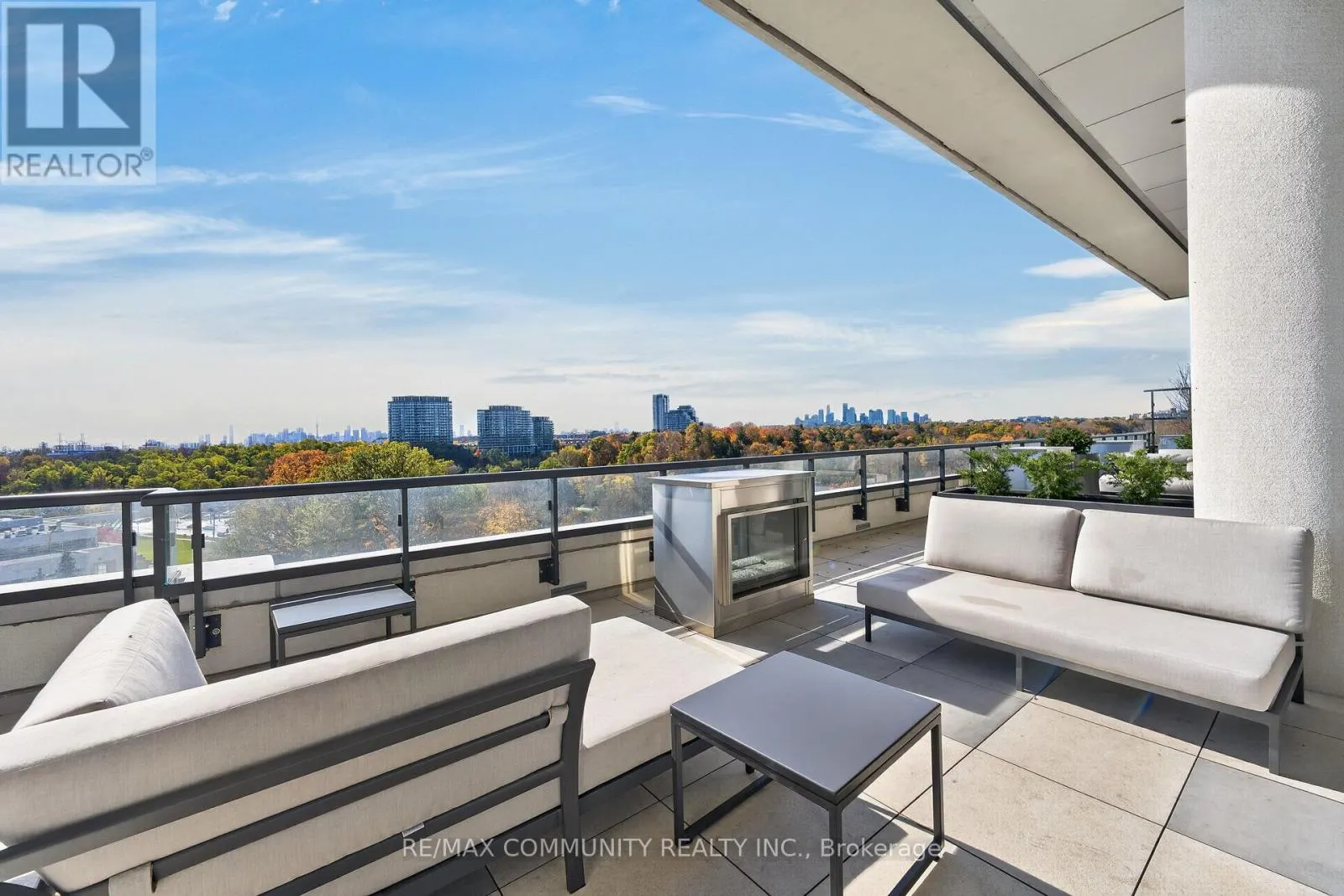2203 - 10 INN ON THE PARK DRIVE
