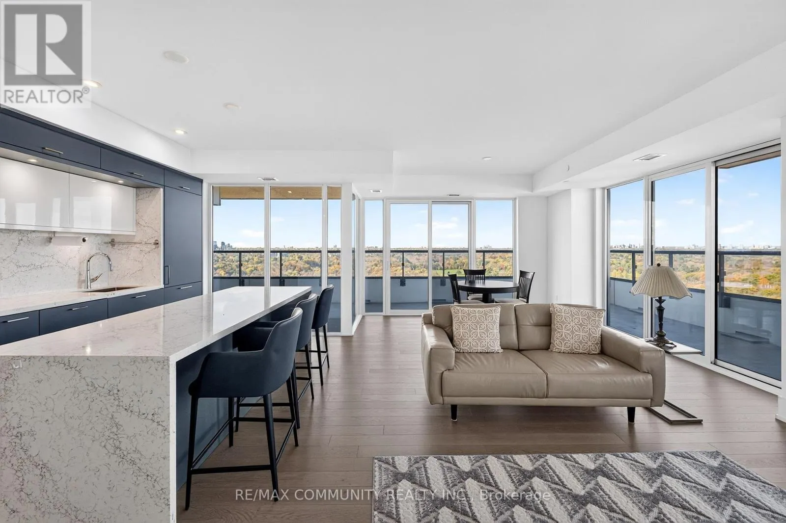2203 - 10 INN ON THE PARK DRIVE