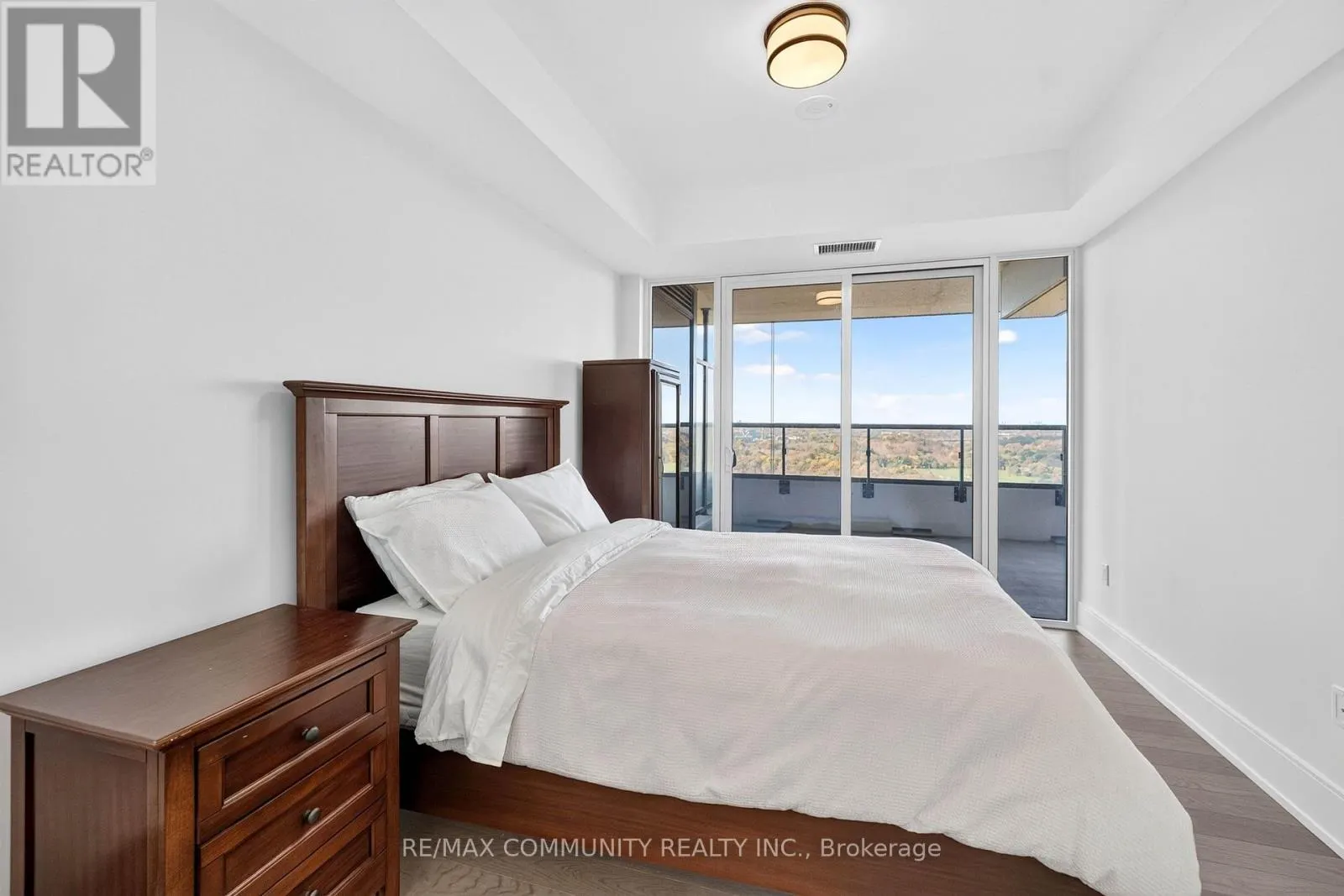 2203 - 10 INN ON THE PARK DRIVE