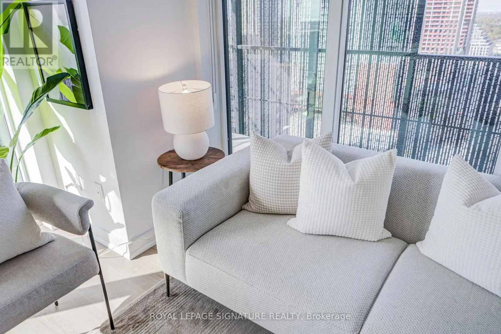1705 - 8 EGLINTON AVENUE E