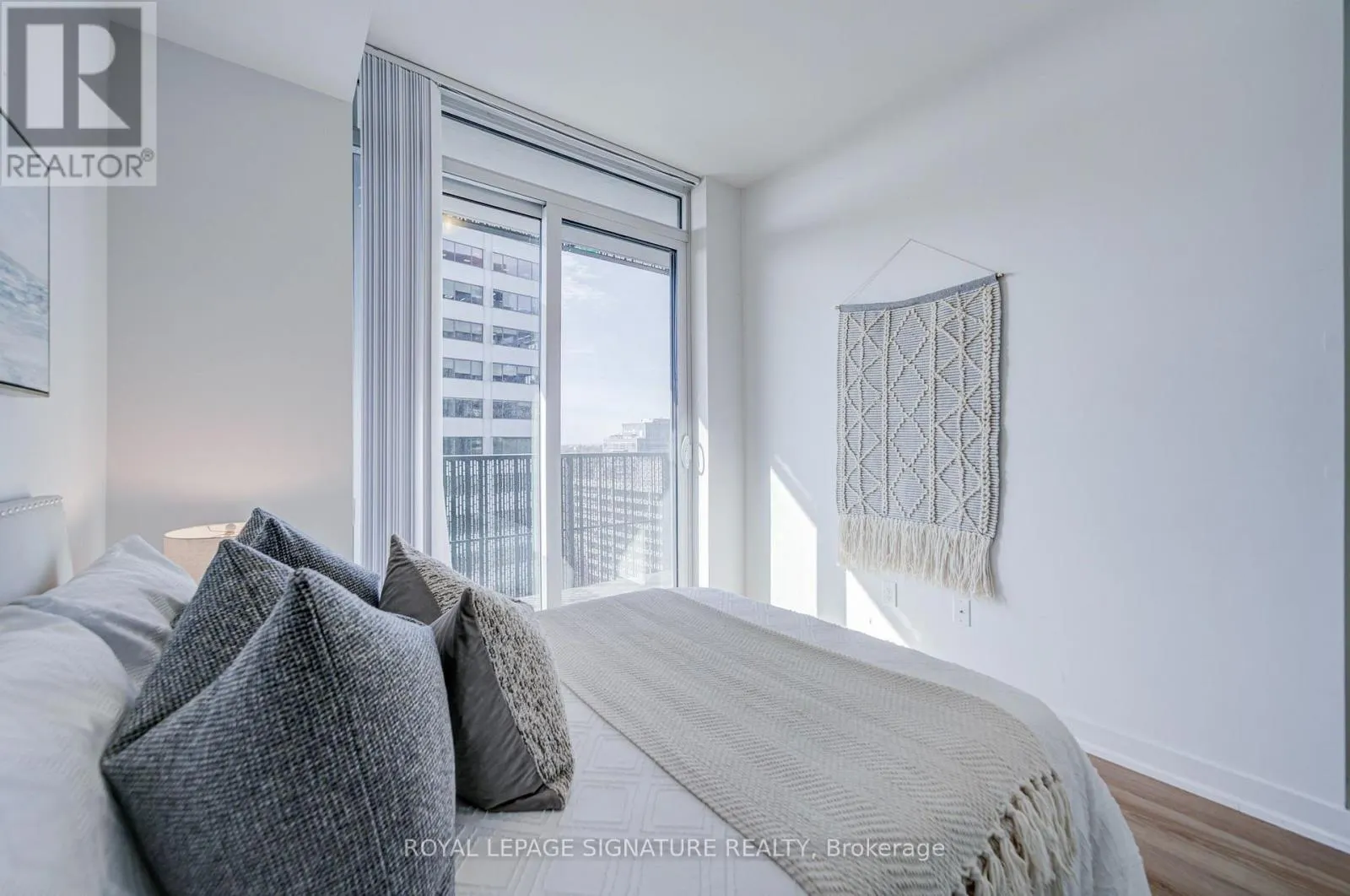 1705 - 8 EGLINTON AVENUE E