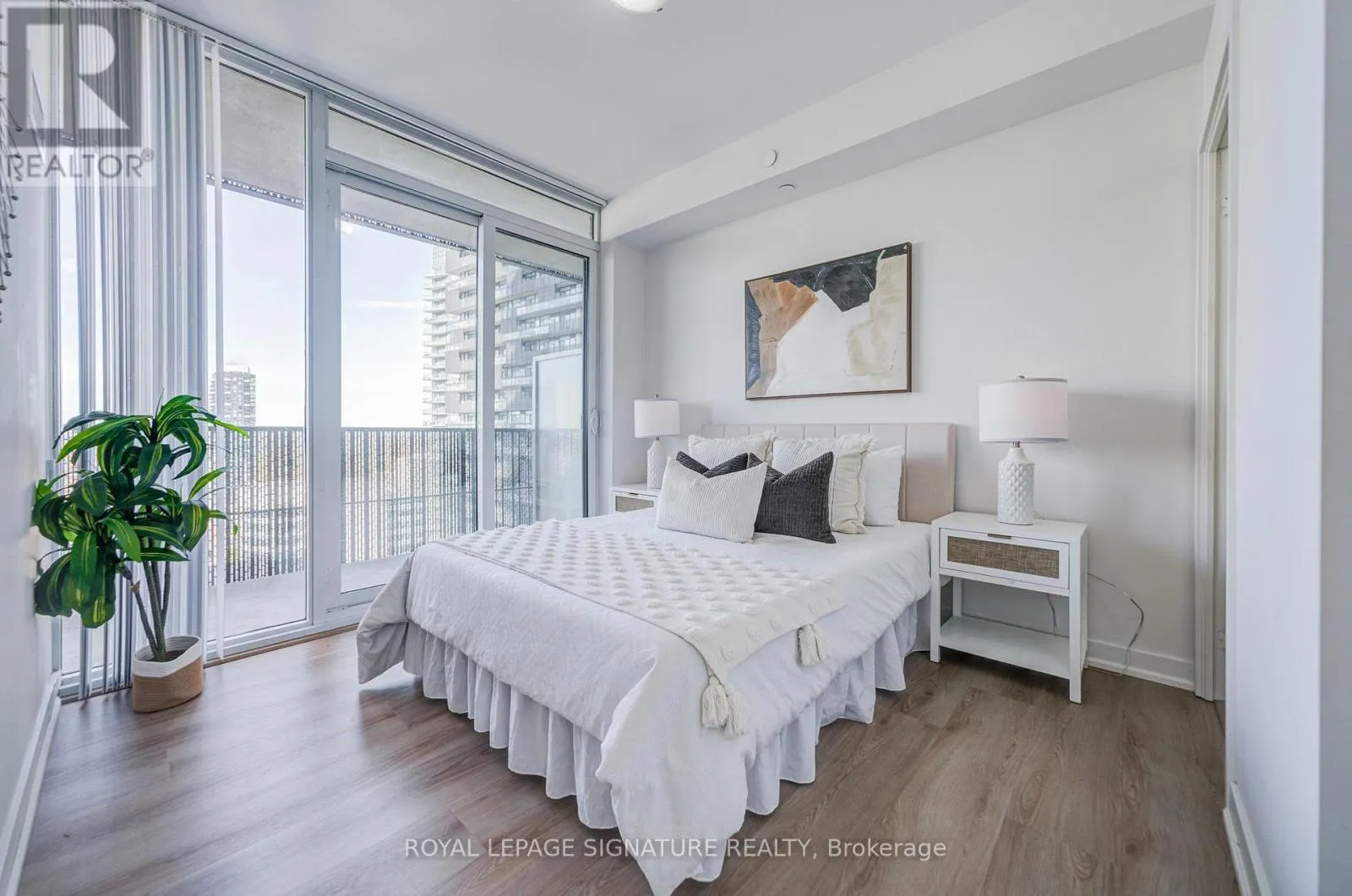 1705 - 8 EGLINTON AVENUE E
