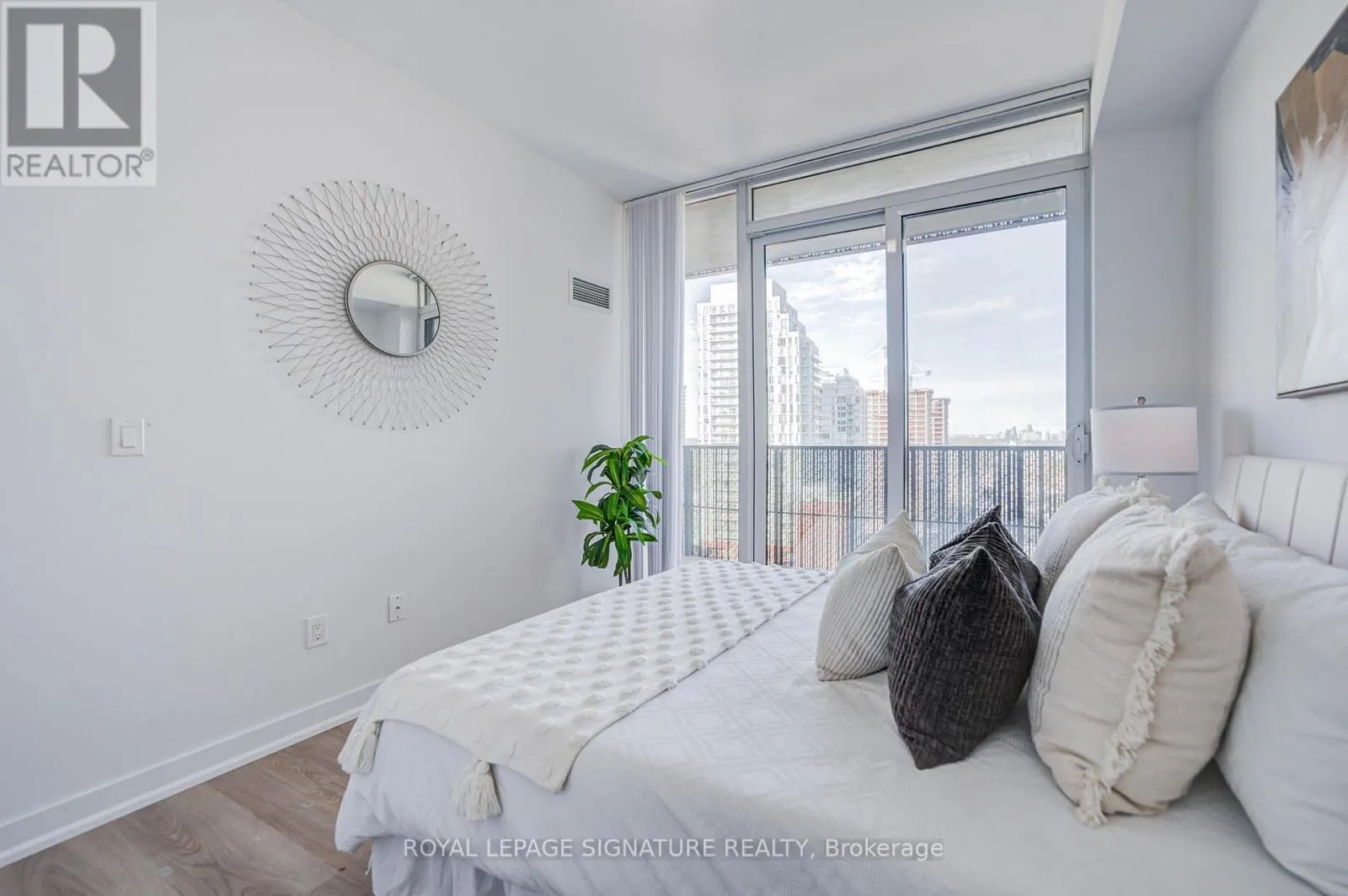 1705 - 8 EGLINTON AVENUE E
