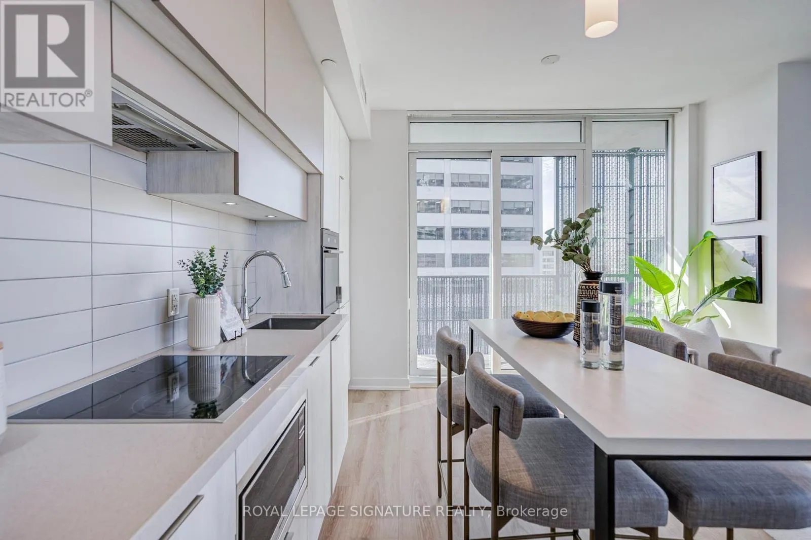 1705 - 8 EGLINTON AVENUE E