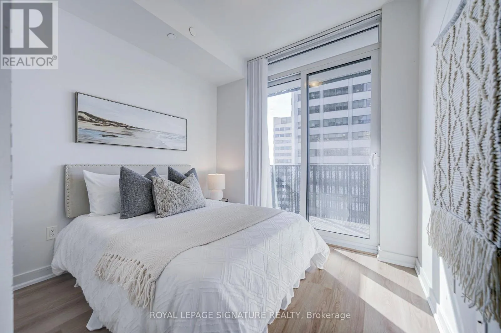 1705 - 8 EGLINTON AVENUE E