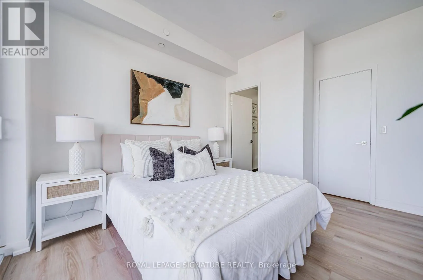 1705 - 8 EGLINTON AVENUE E