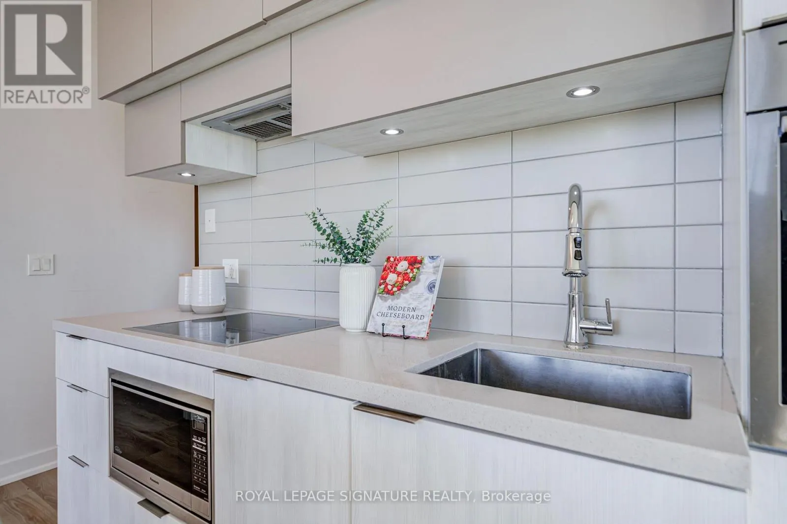 1705 - 8 EGLINTON AVENUE E