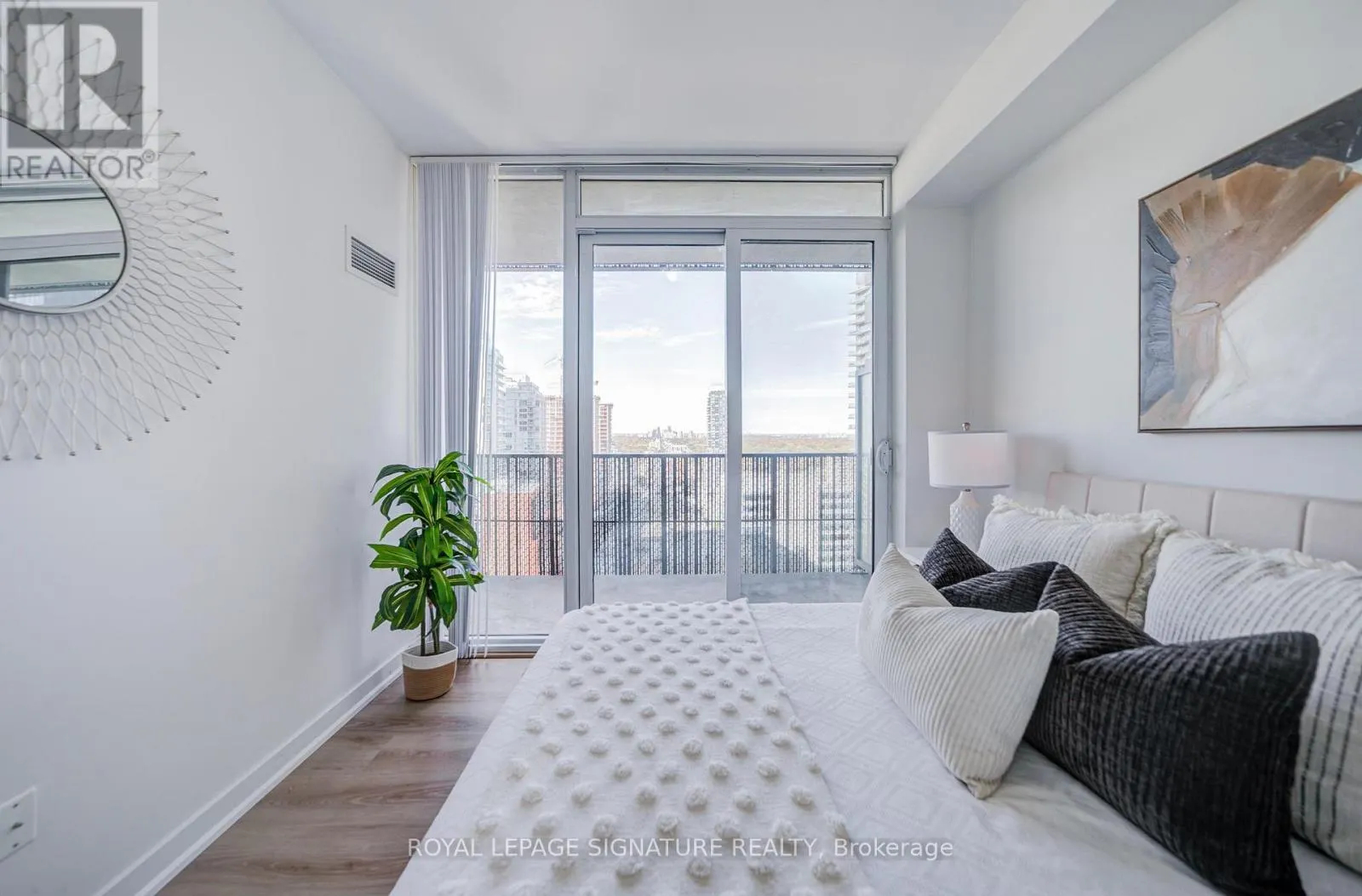 1705 - 8 EGLINTON AVENUE E