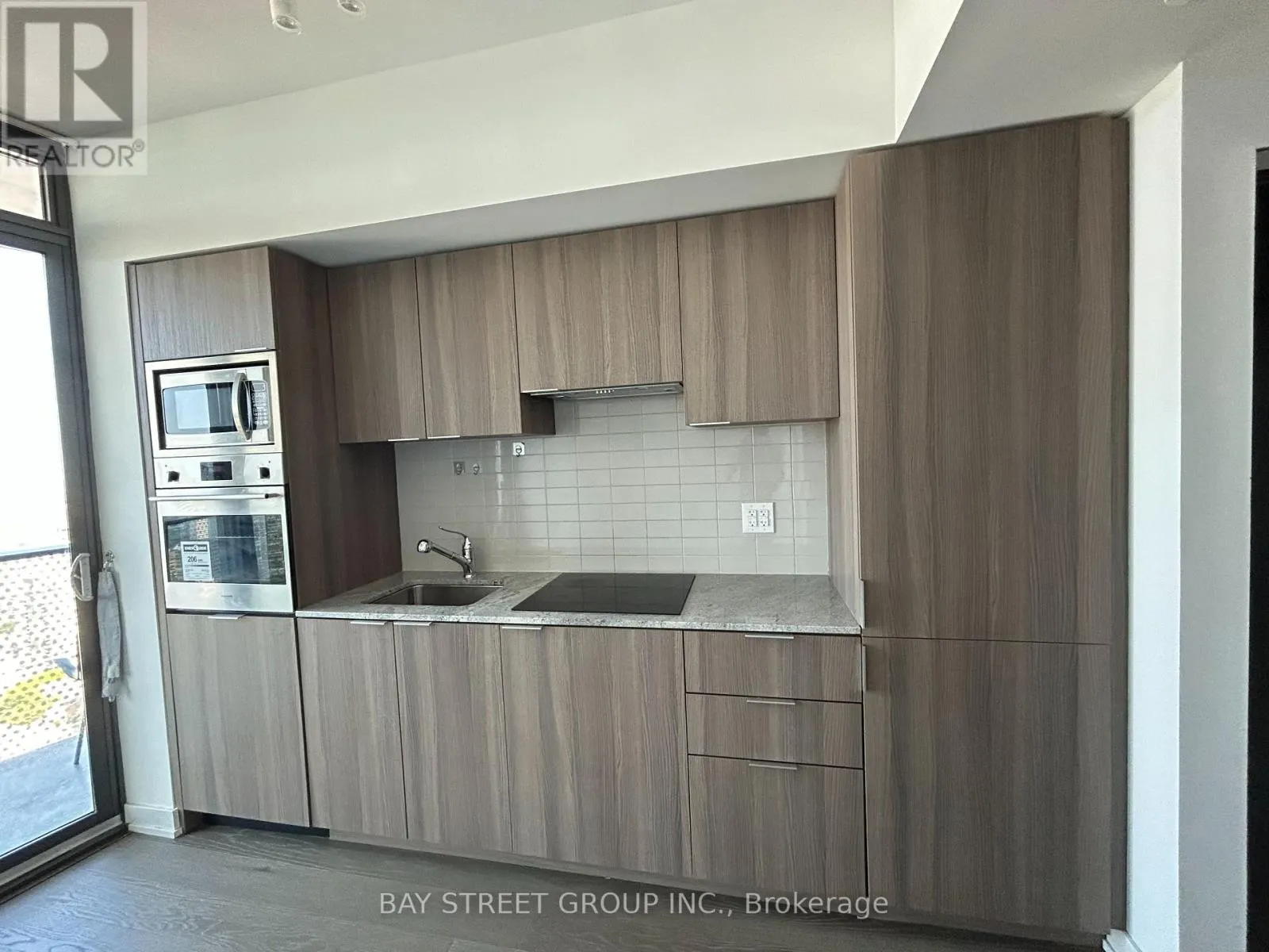 4912 - 11 WELLESLEY STREET W