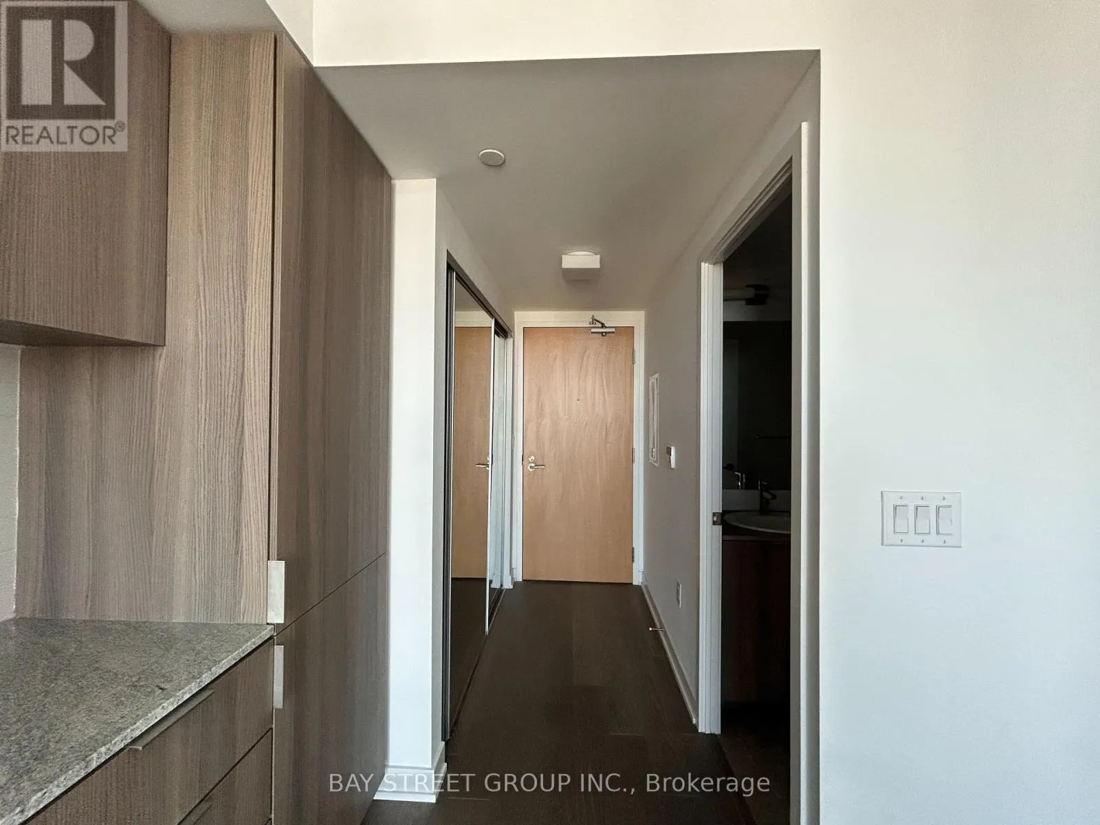 4912 - 11 WELLESLEY STREET W
